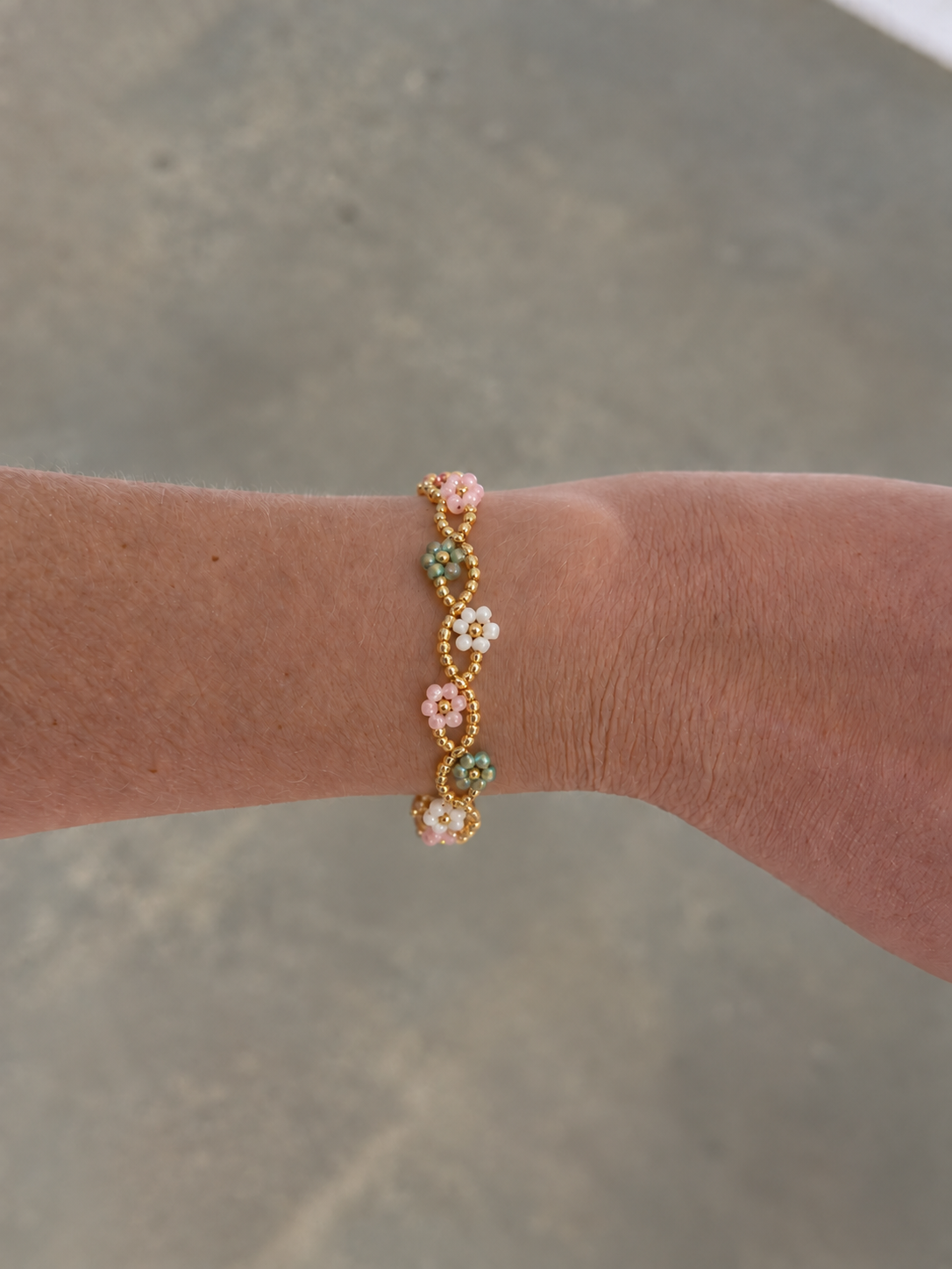 Bracelet fleurs blanc, rose et vert