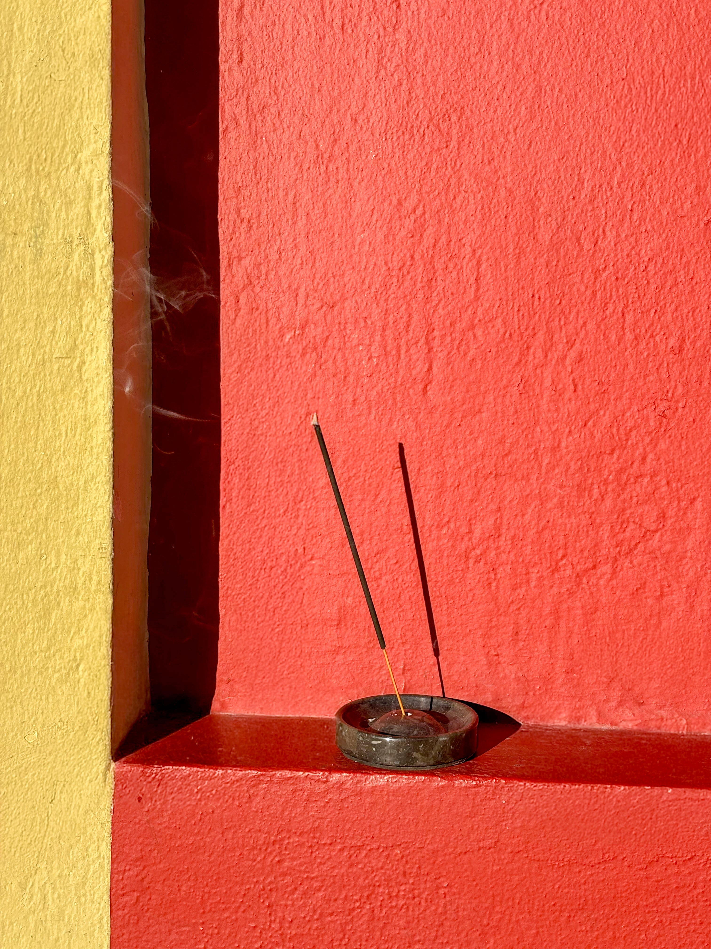 Porte encens en marbre gris foncé