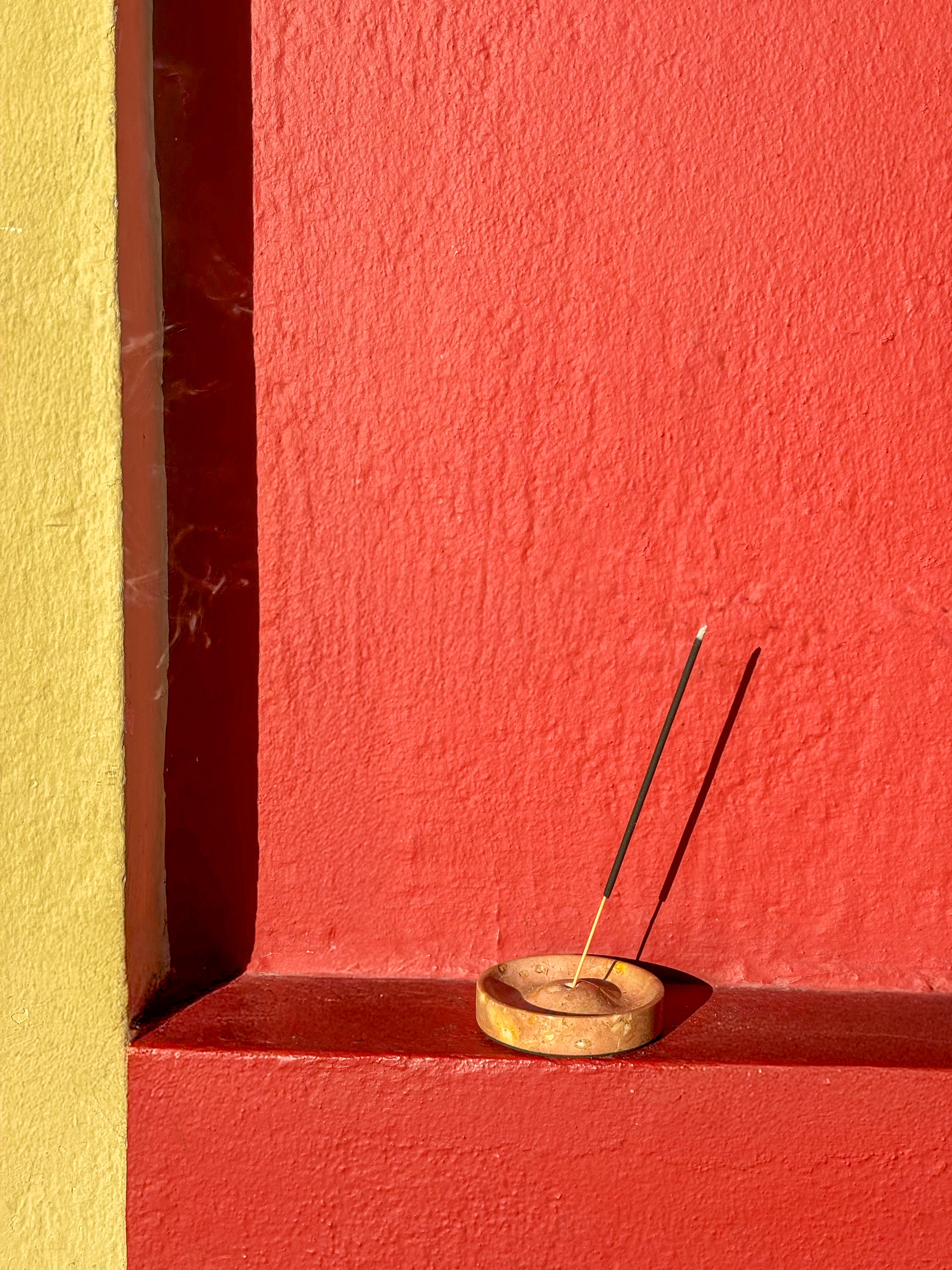 Porte encens en marbre orange