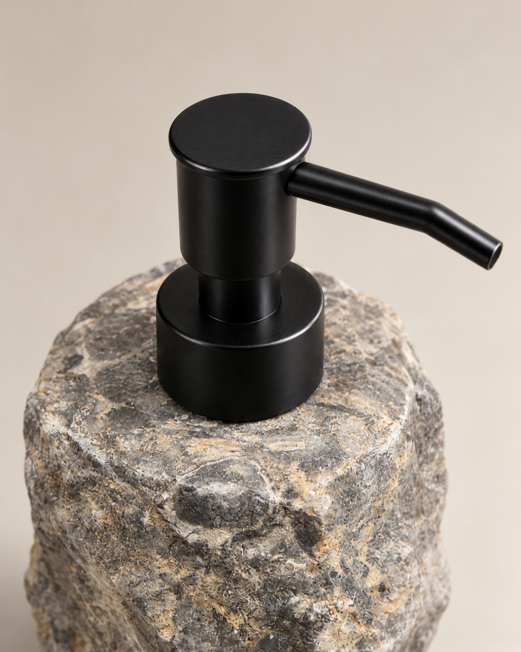 Push à savon en marbre petit gris embout noir