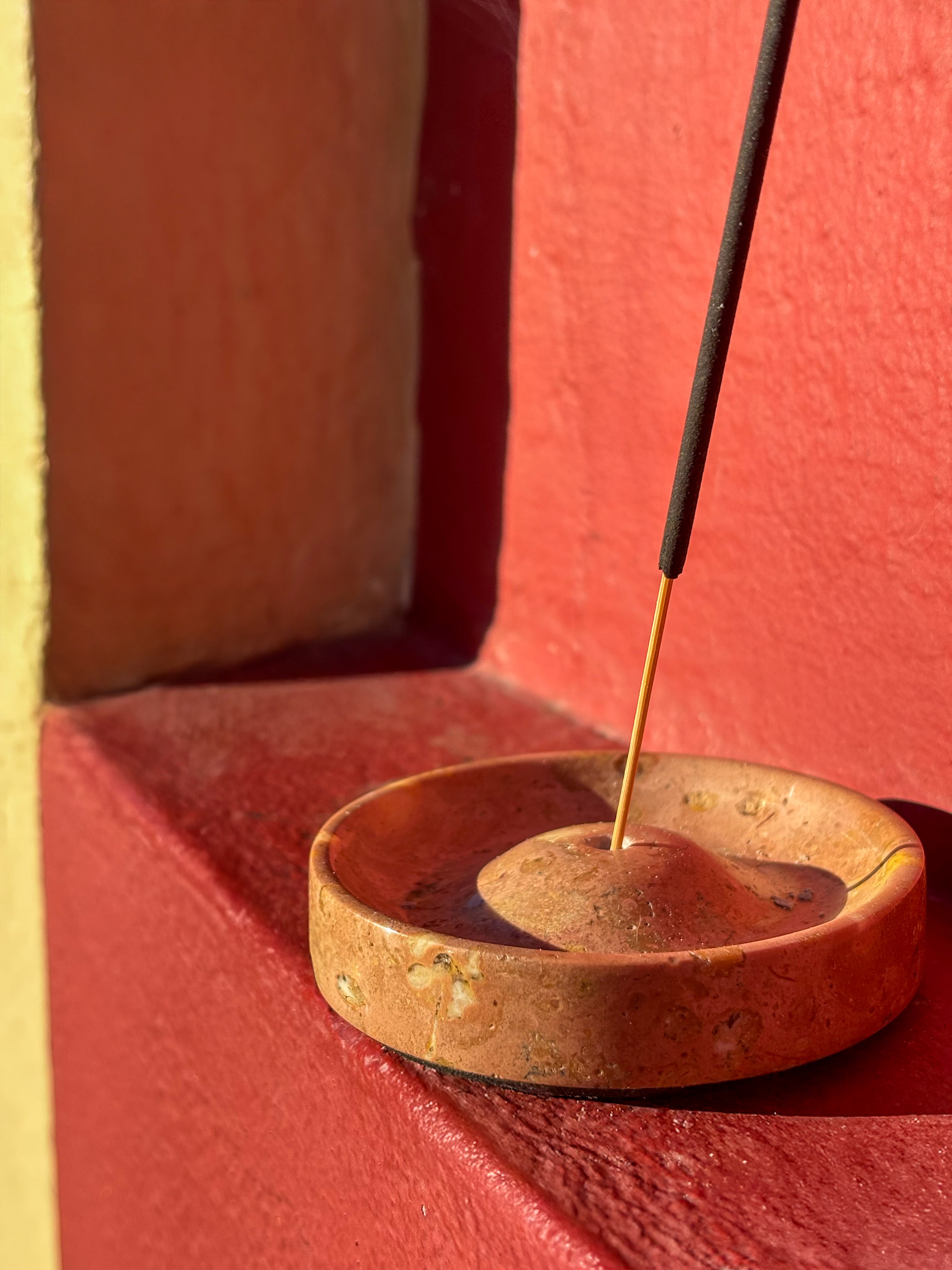 Porte encens en marbre orange