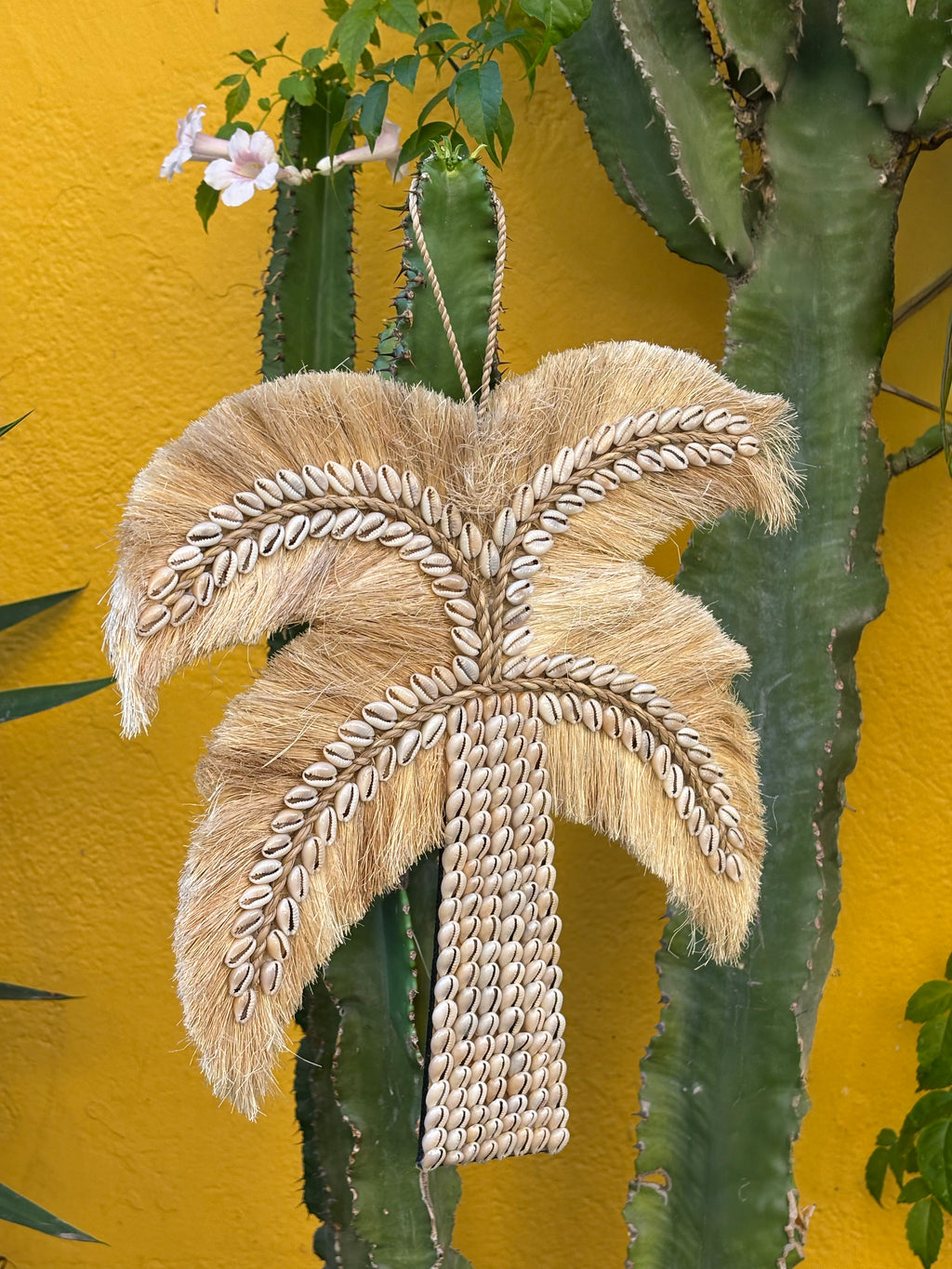 Palmier Saleya en rafia et coquillages