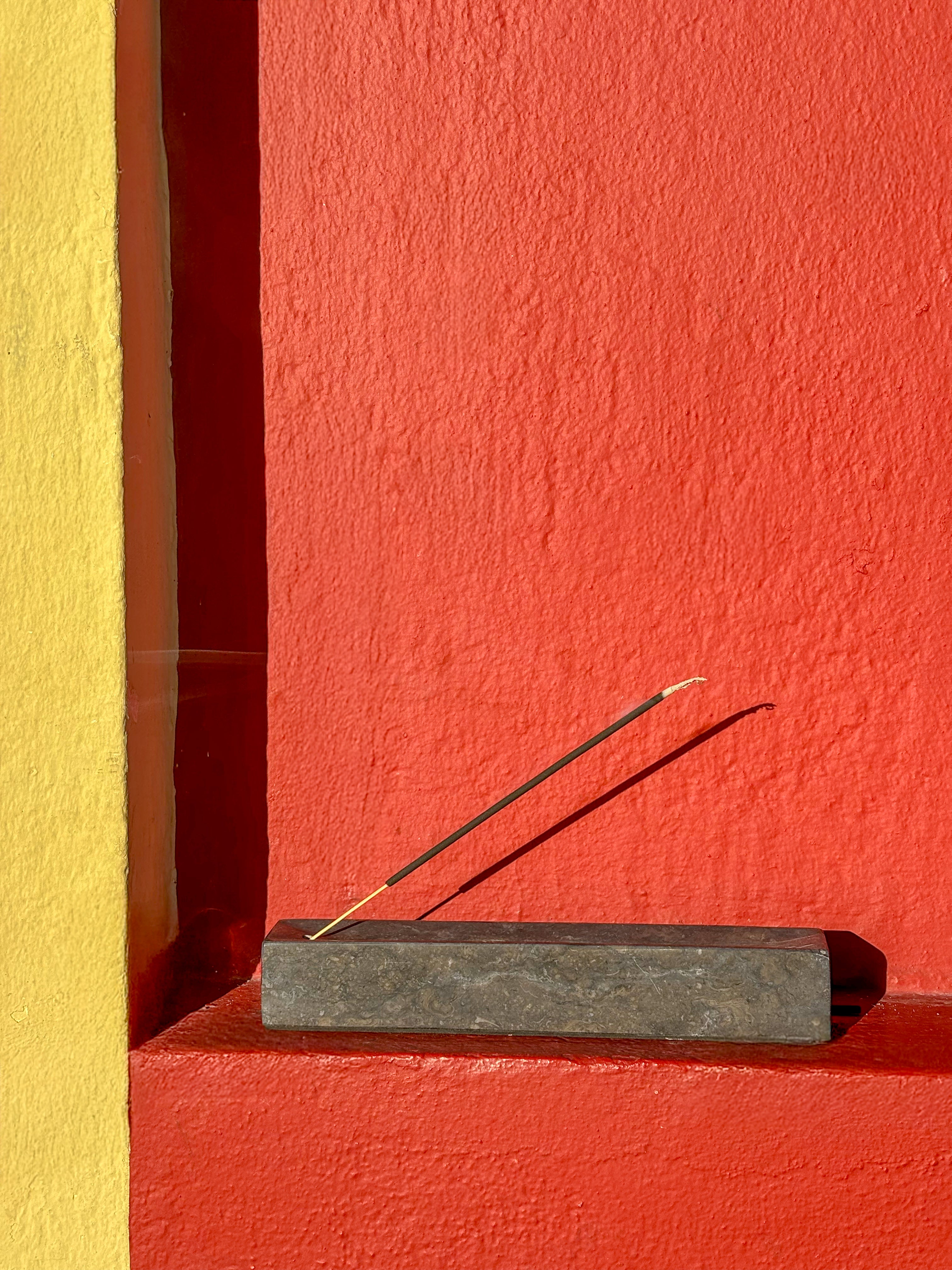 Porte encens long en marbre gris