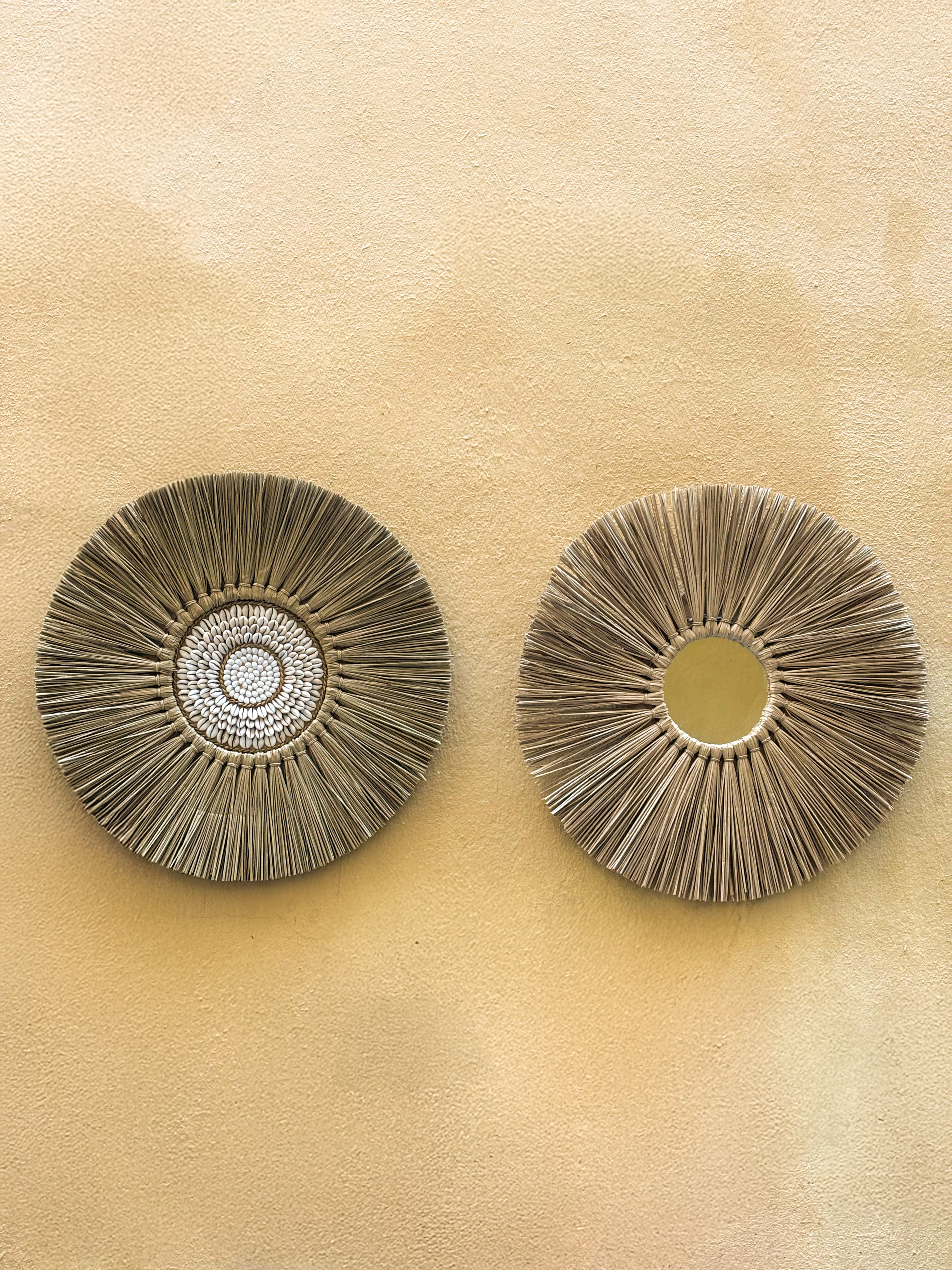 Décoration murale en fibres naturelles et coquillages