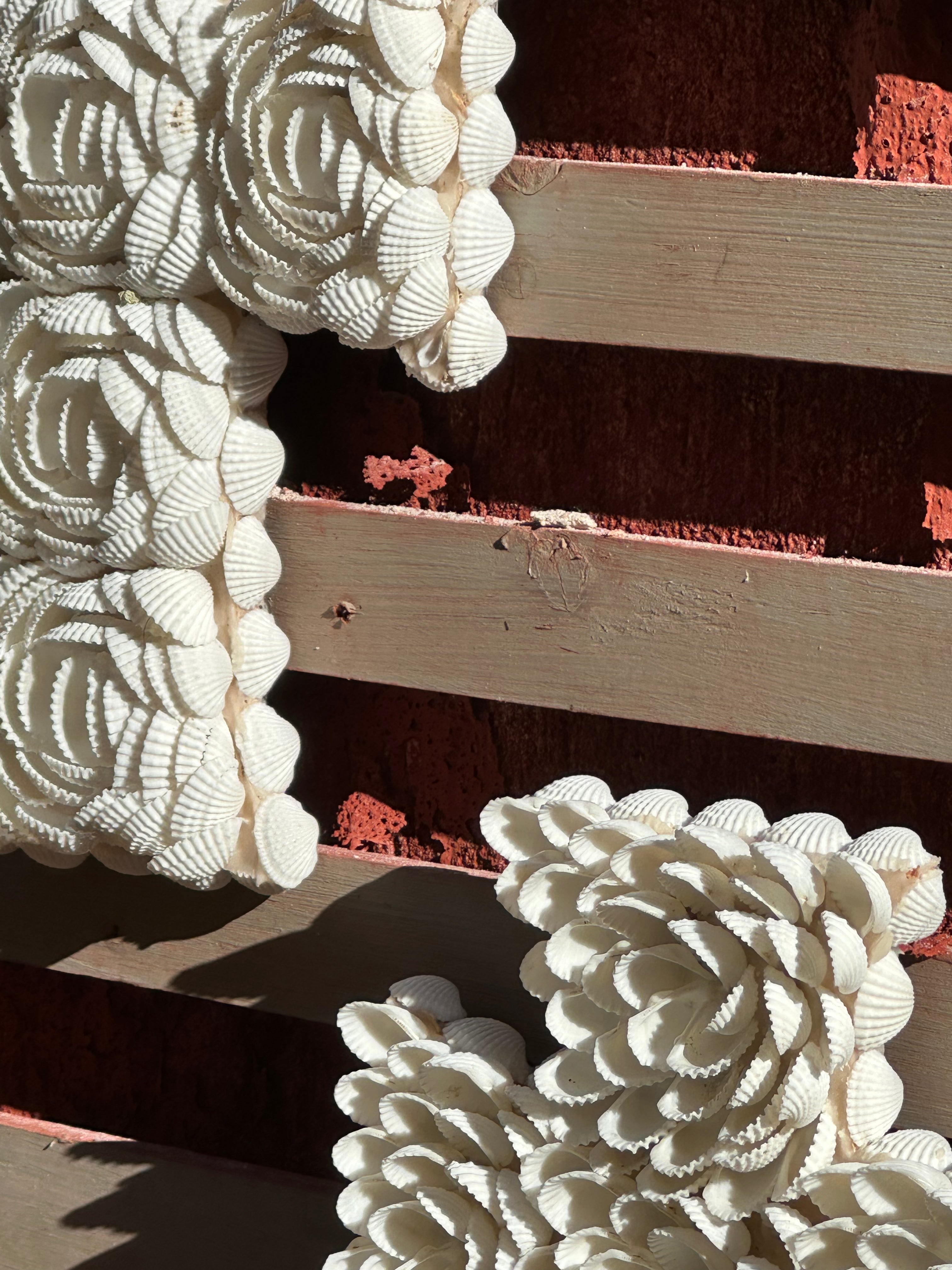 Croix en coquillages