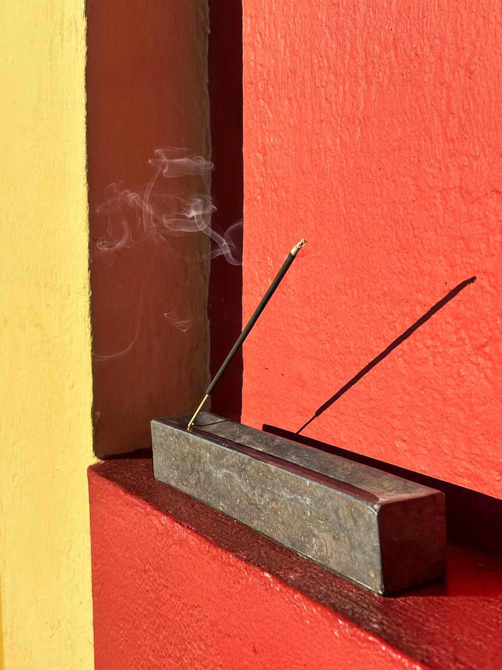 Porte encens long en marbre gris