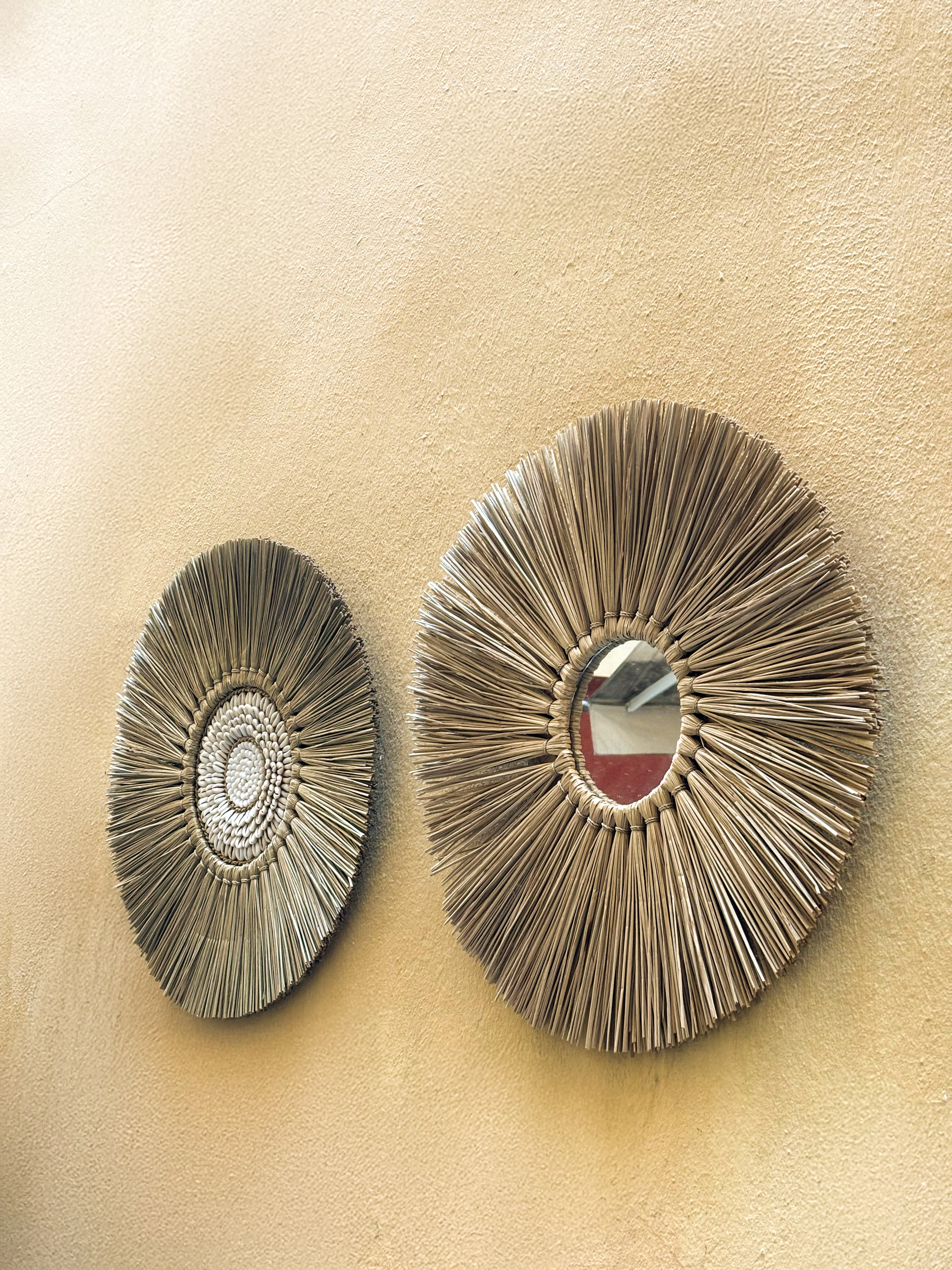 Décoration murale en fibres naturelles et coquillages