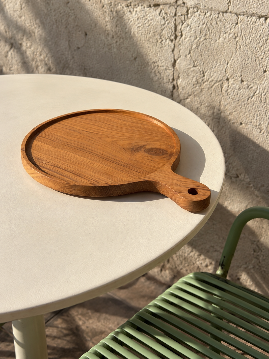 Plateau rond en bois avec manche