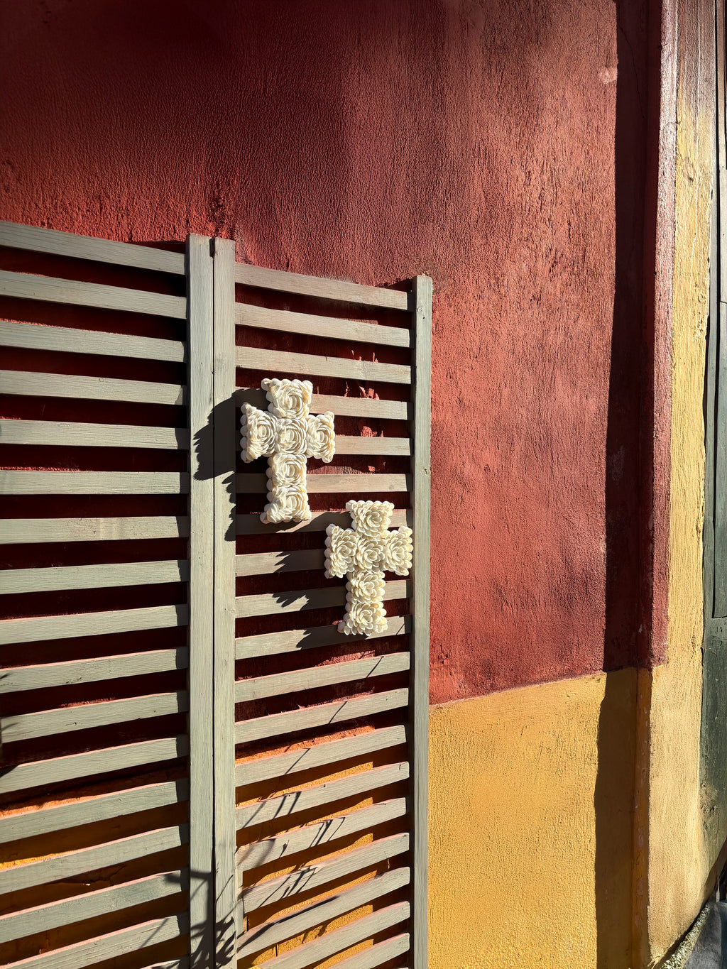 Croix en coquillages