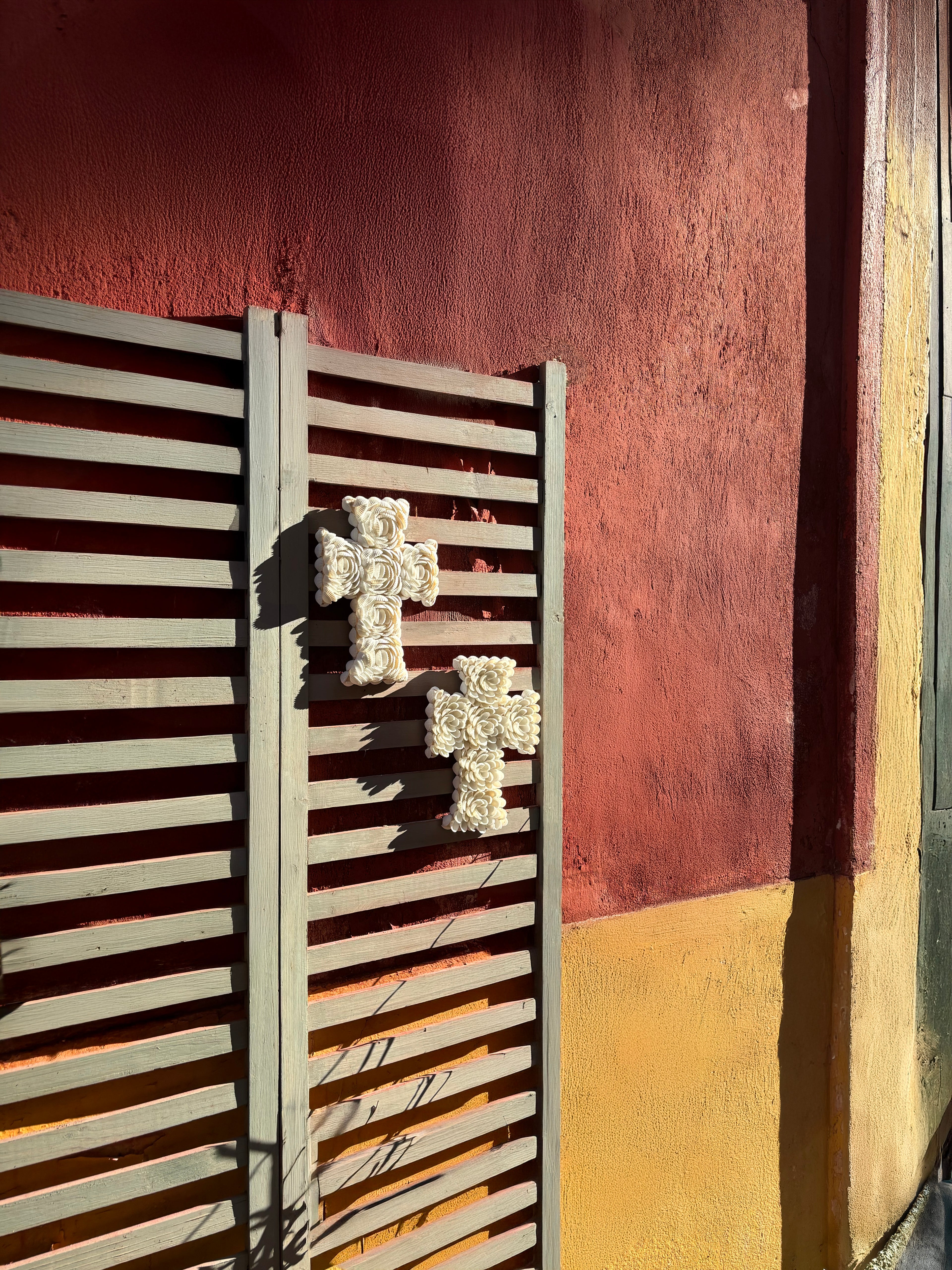 Croix en coquillages