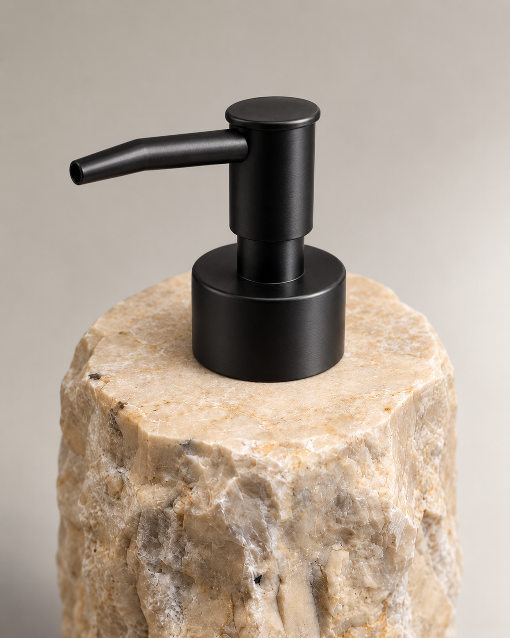 Push à savon en marbre grand blanc embout noir