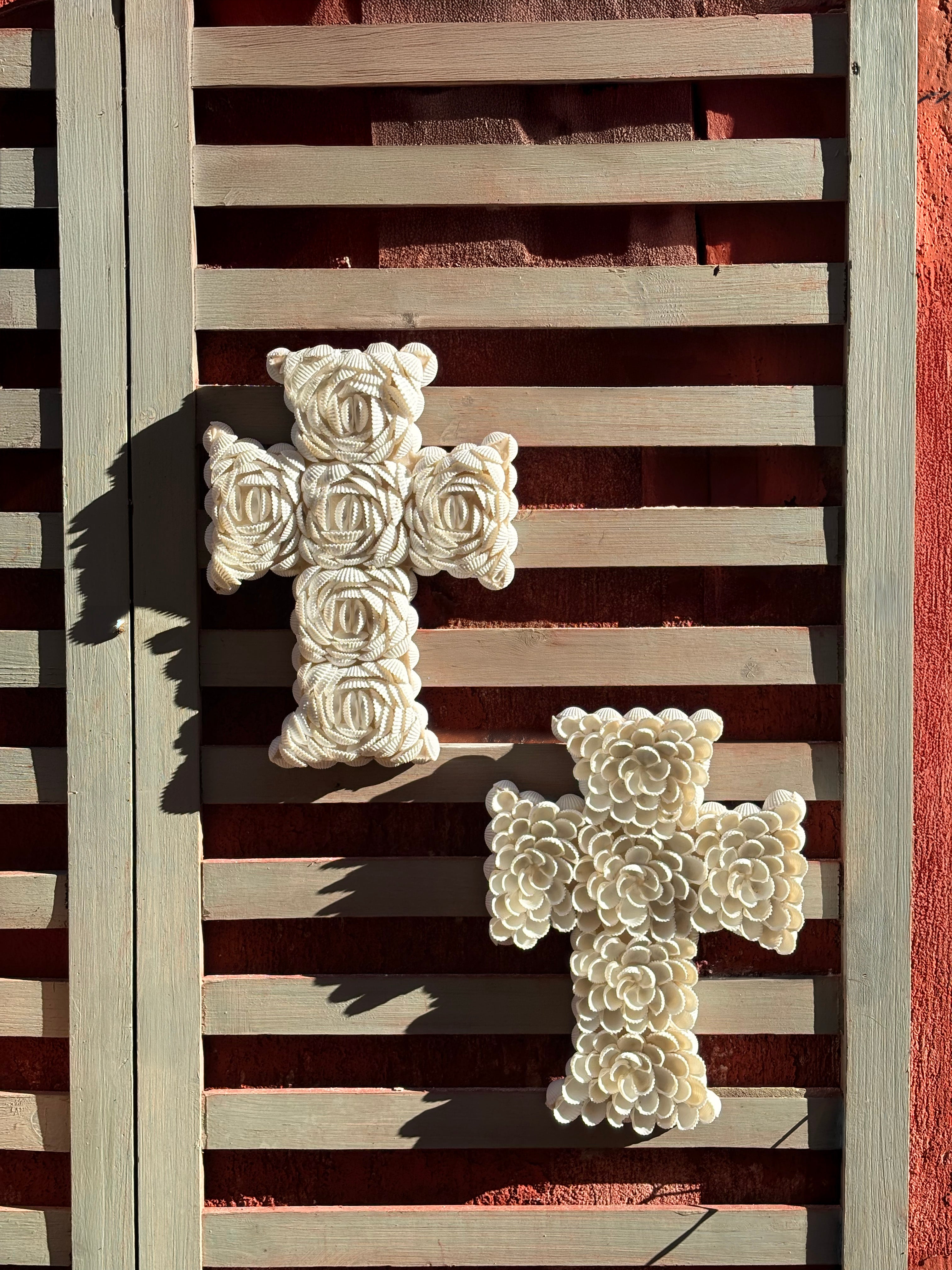 Croix en coquillages