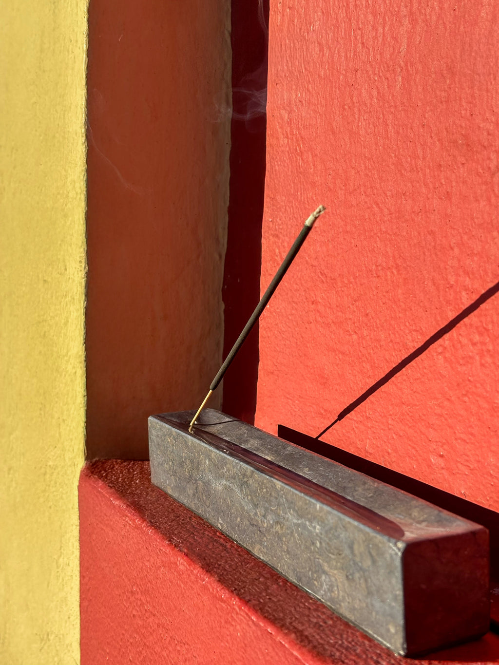 Porte encens long en marbre gris