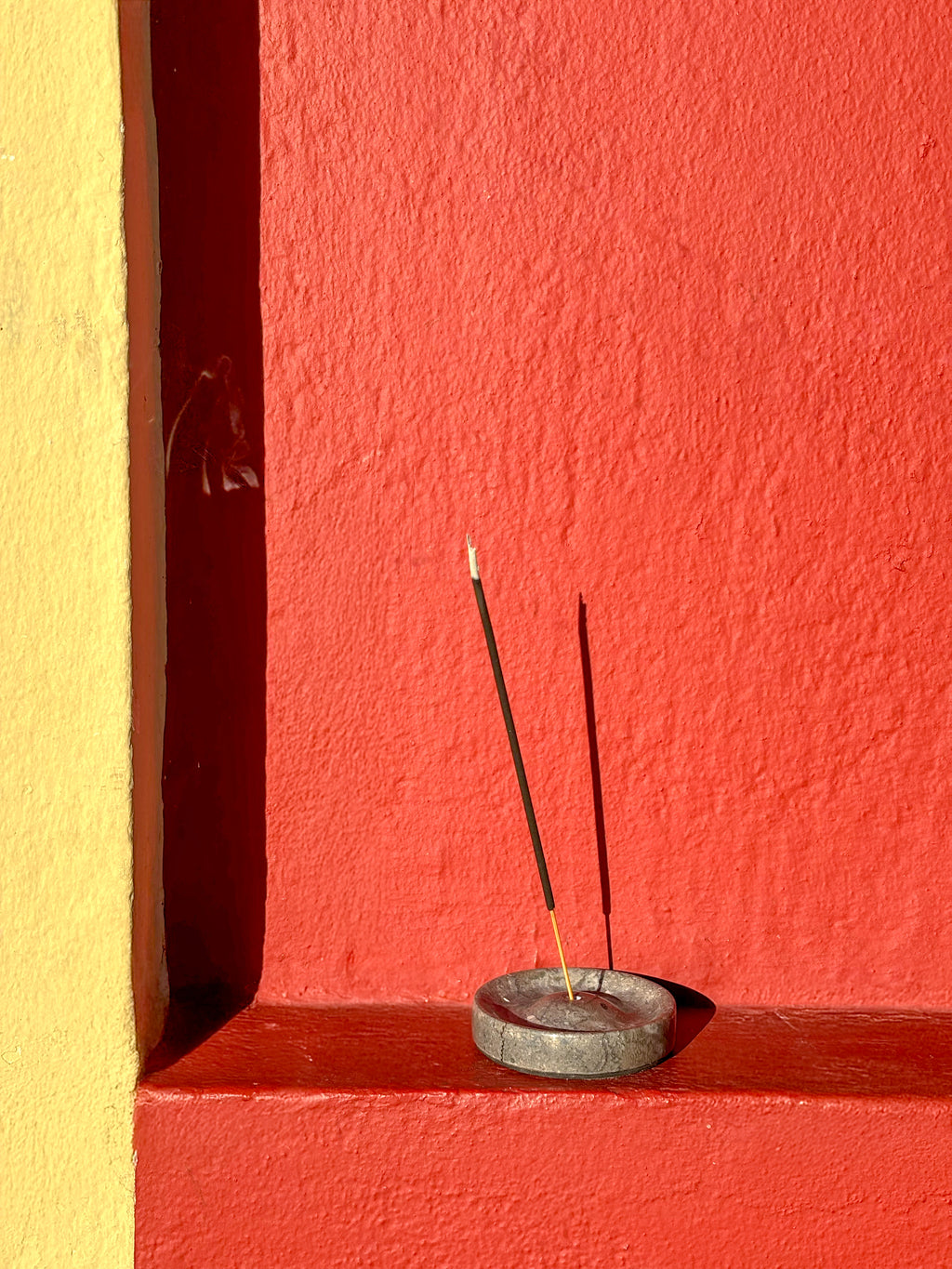 Porte encens en marbre gris clair