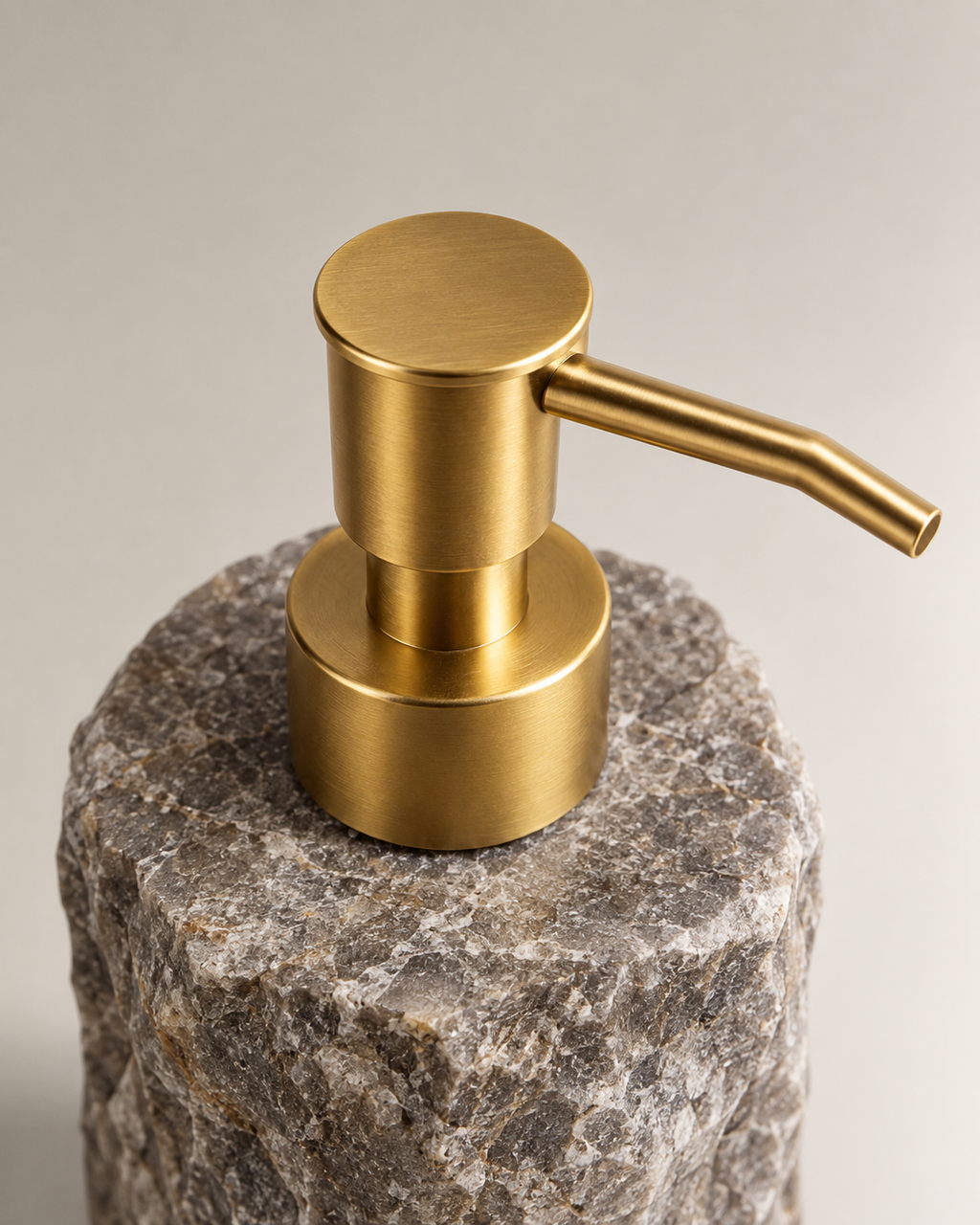 Distributeur à savon en marbre petit gris embout gold