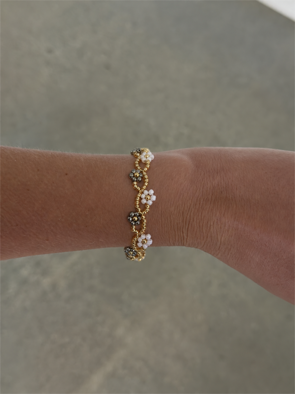 Bracelet fleurs blanc et gris