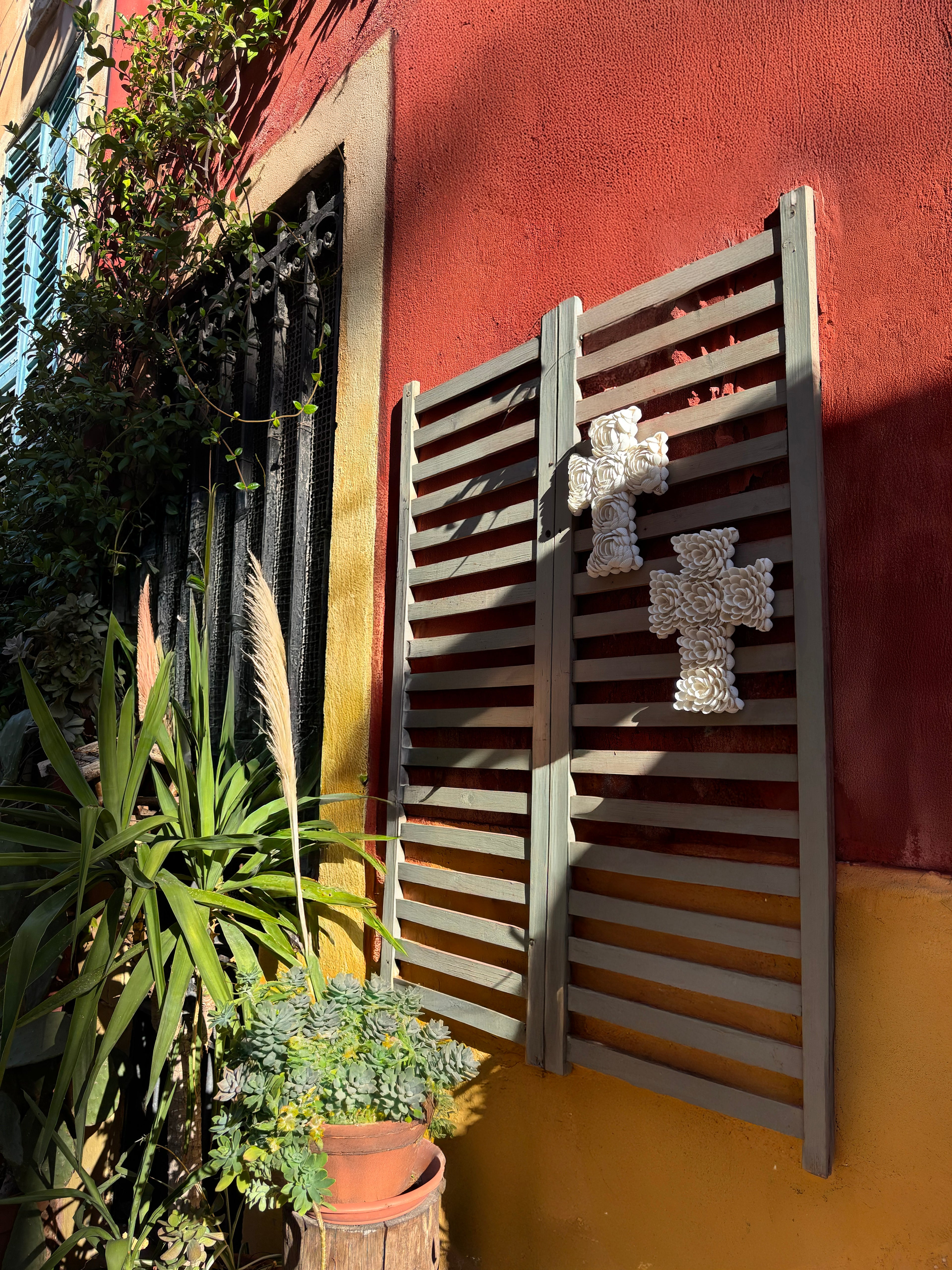 Croix en coquillages