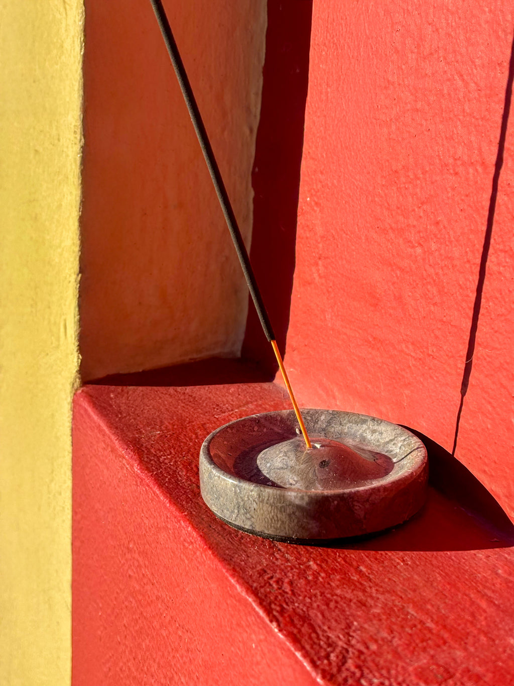 Porte encens en marbre gris clair