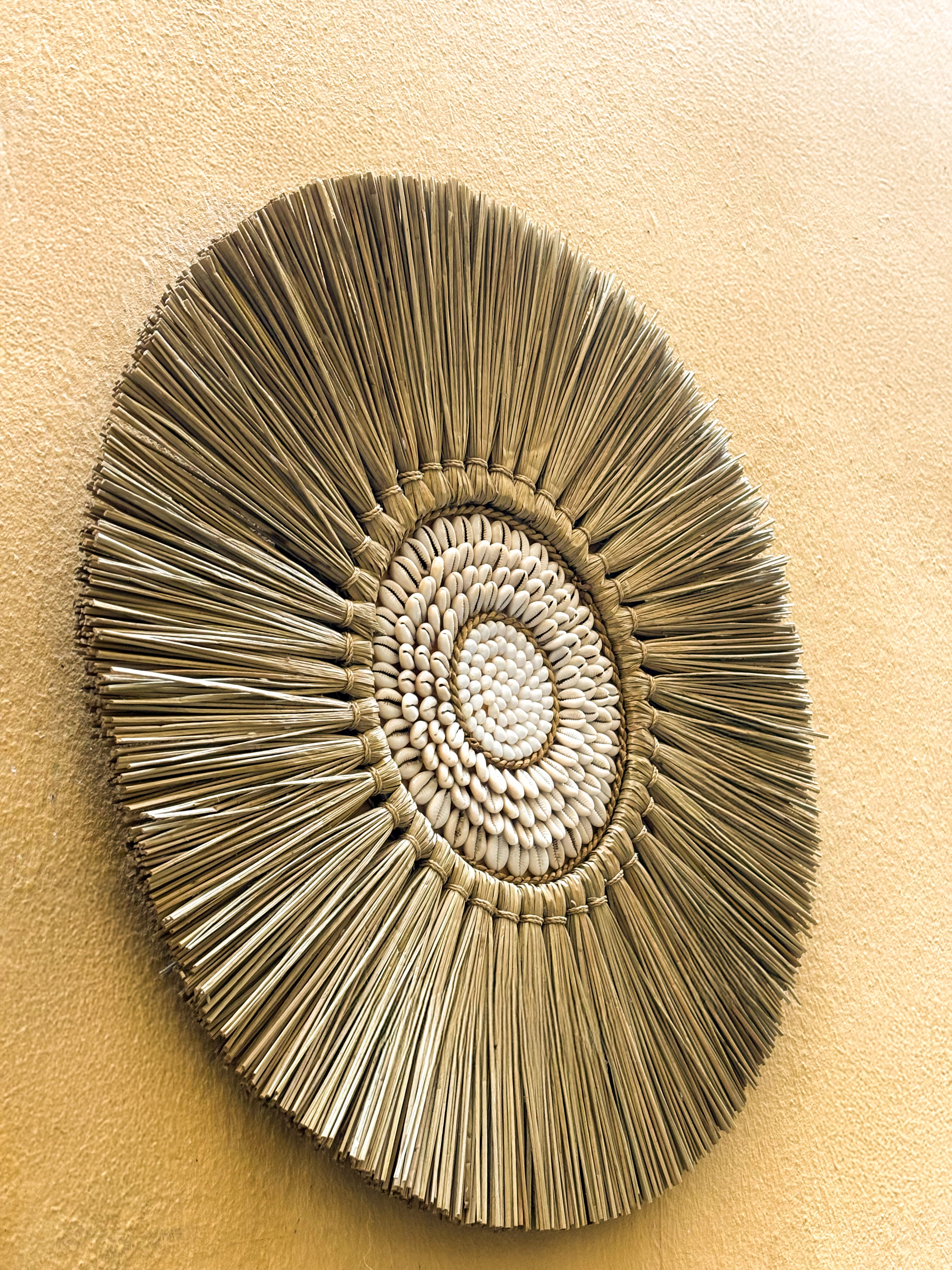 Décoration murale en fibres naturelles et coquillages