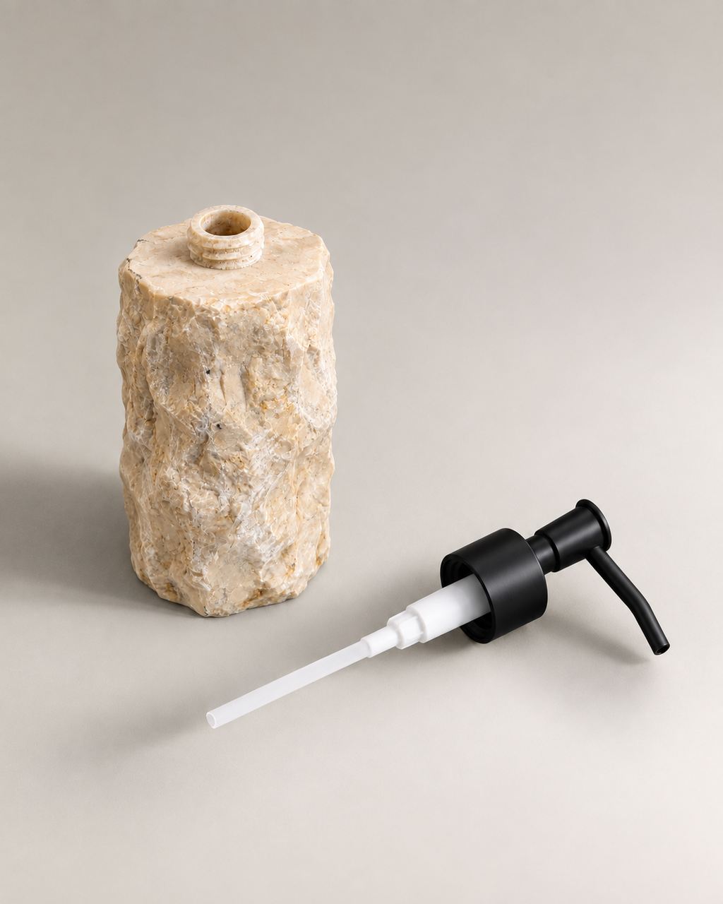 Push à savon en marbre grand blanc embout noir