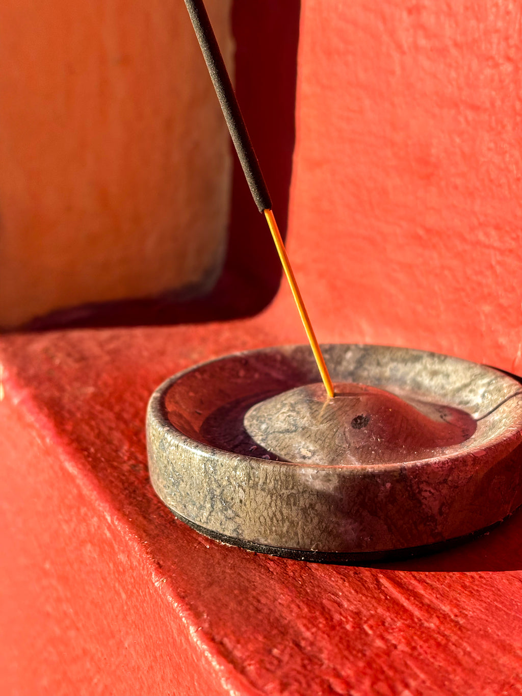 Porte encens en marbre gris clair