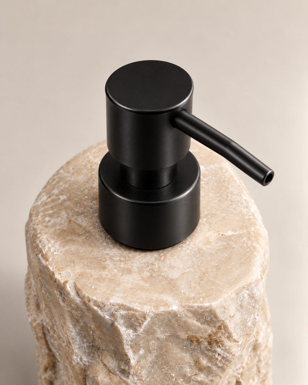 Push à savon en marbre petit blanc embout noir