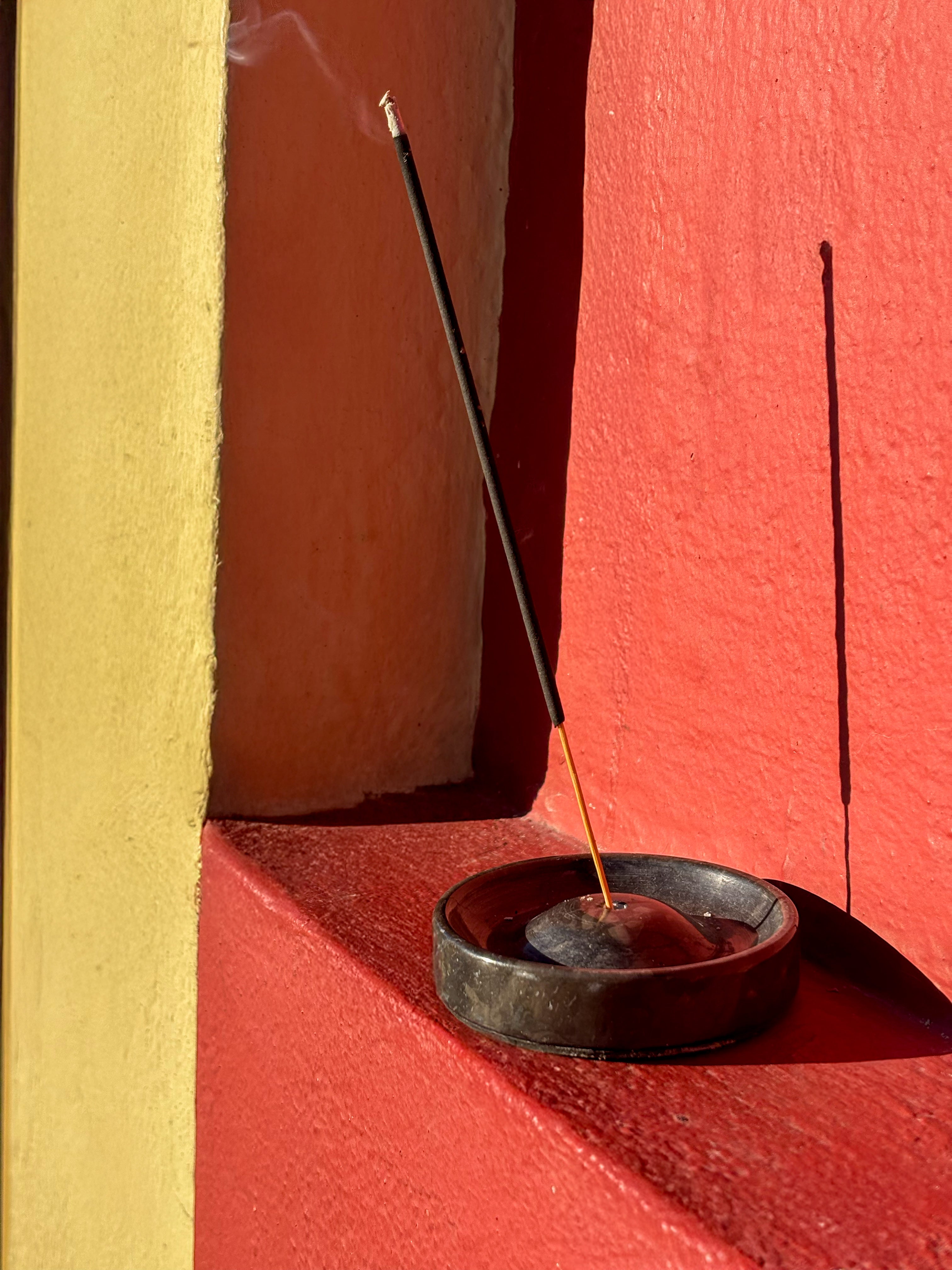 Porte encens en marbre gris foncé