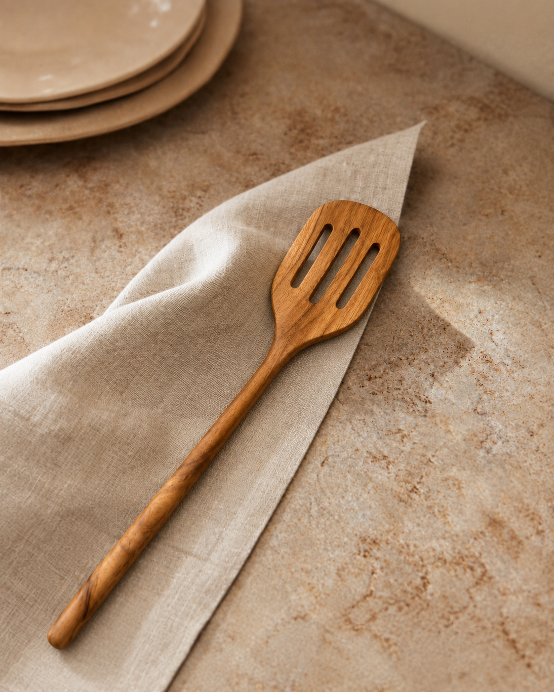Spatule ajourée en bois de teck