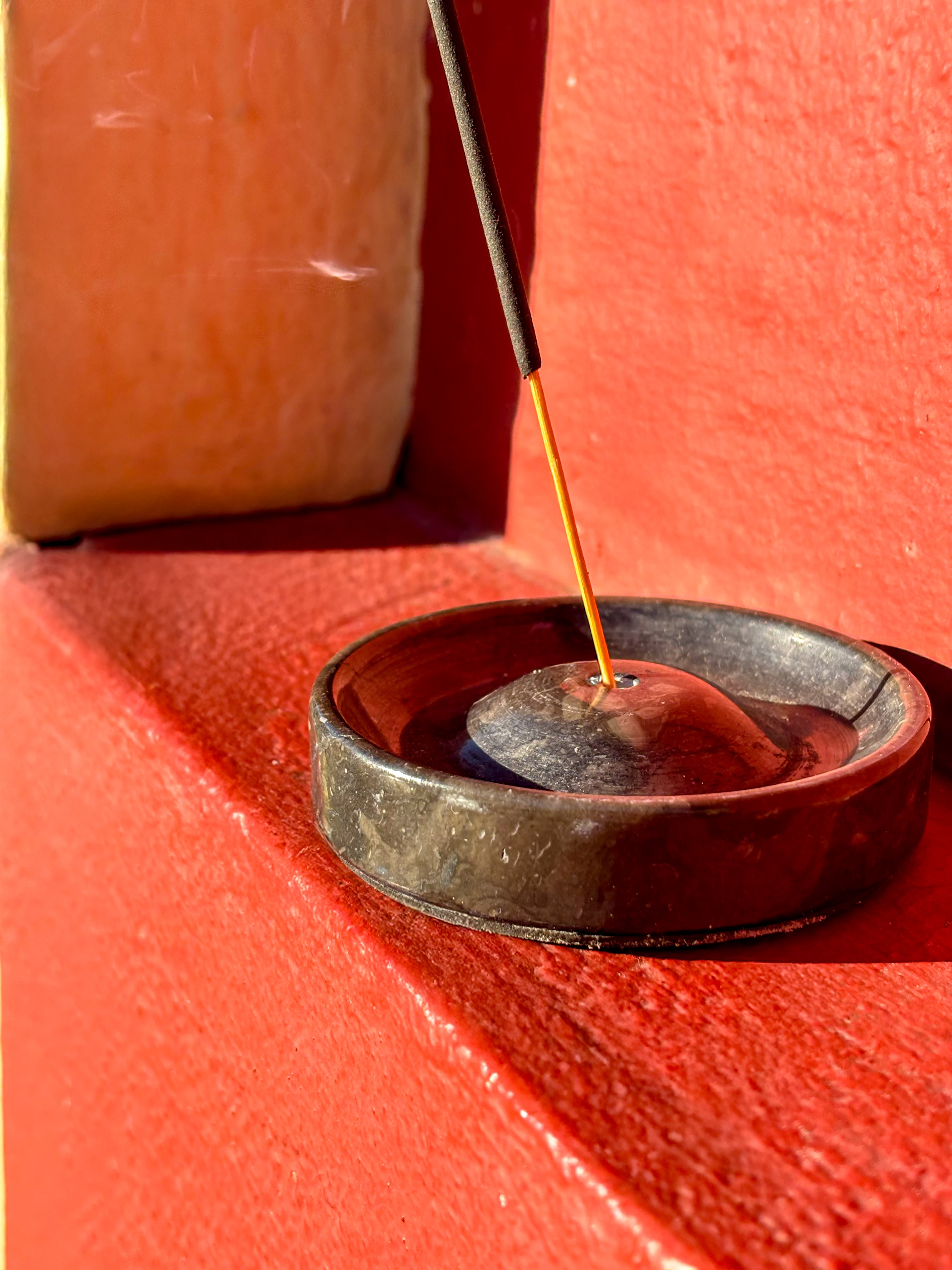 Porte encens en marbre gris foncé