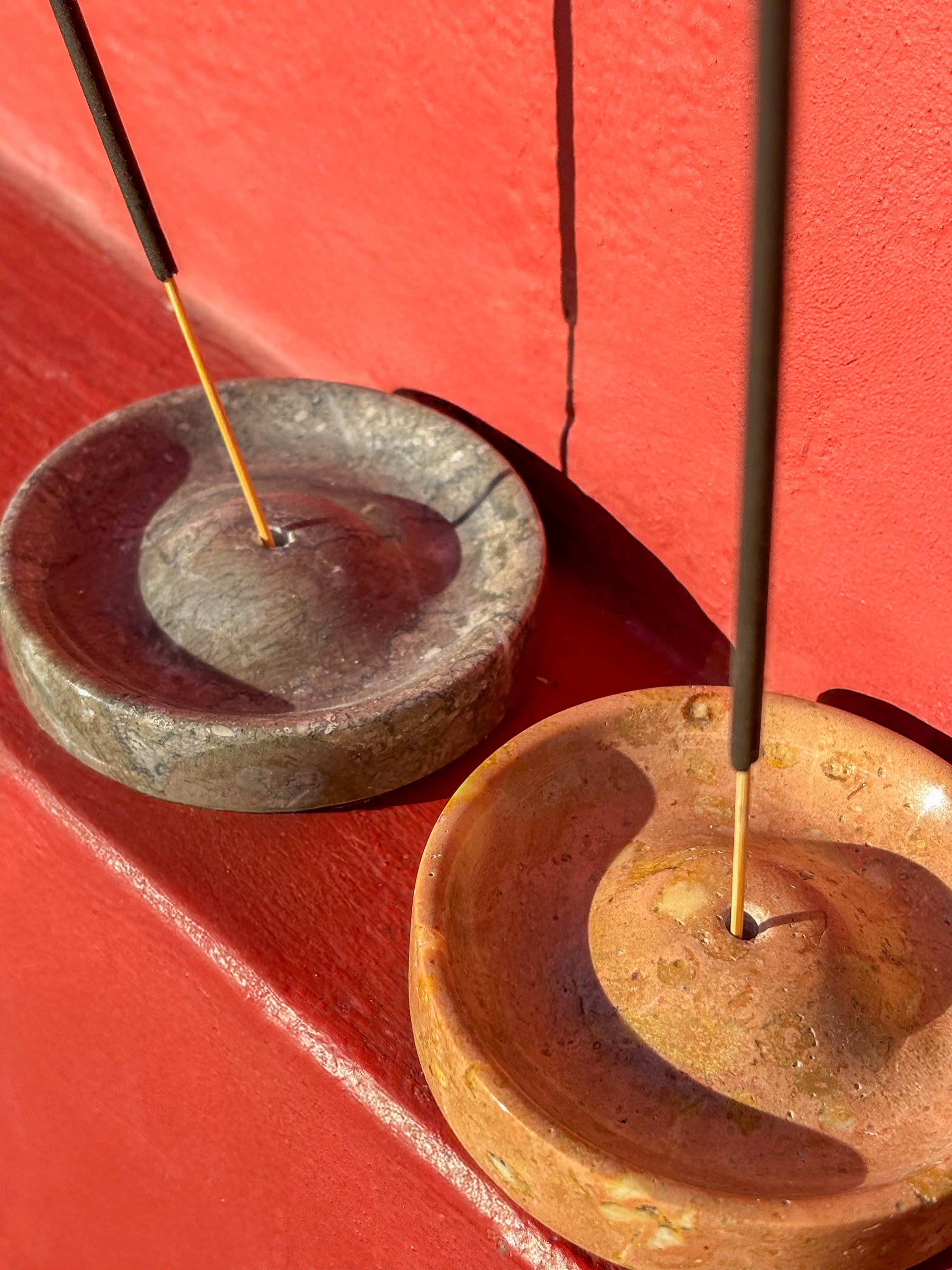 Porte encens en marbre orange