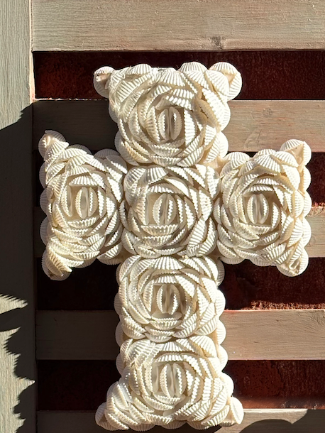 Croix en coquillages