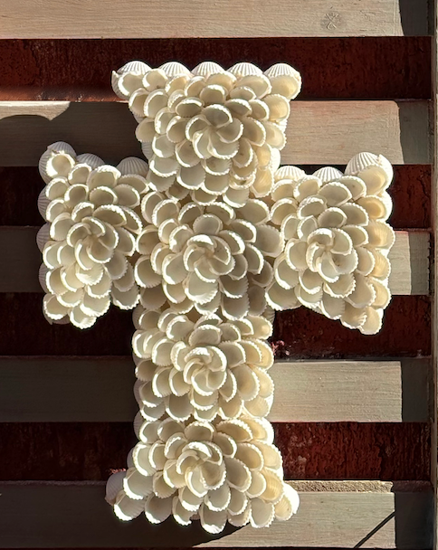 Croix en coquillages