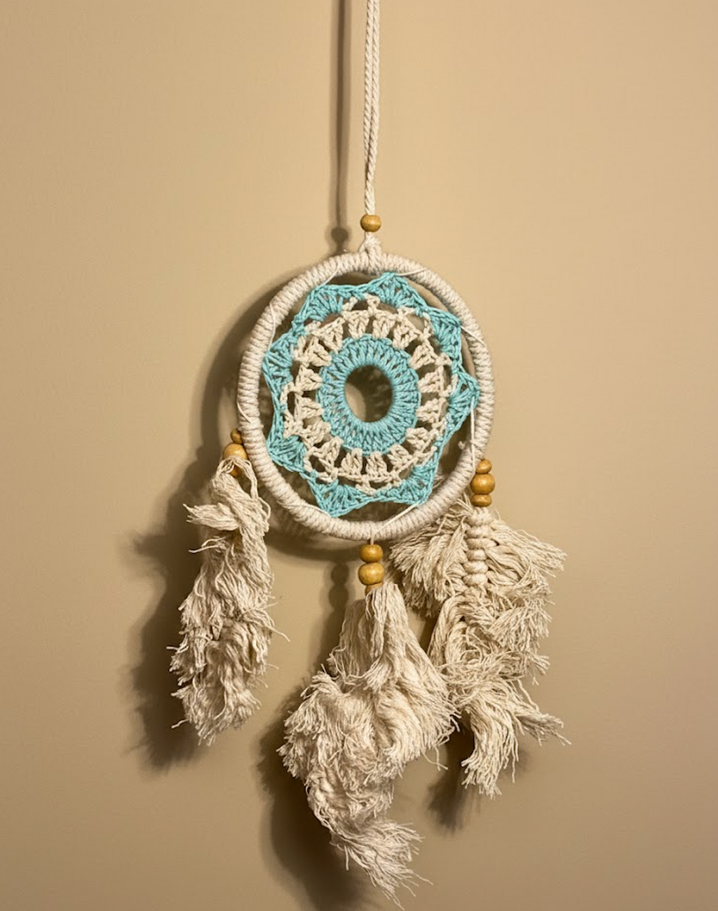Petit Attrape-Rêves Bleu et Écru en Macramé