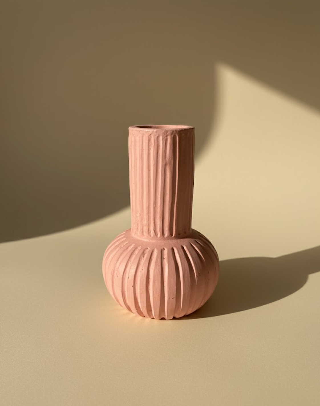 Vase rose – Design côtelé