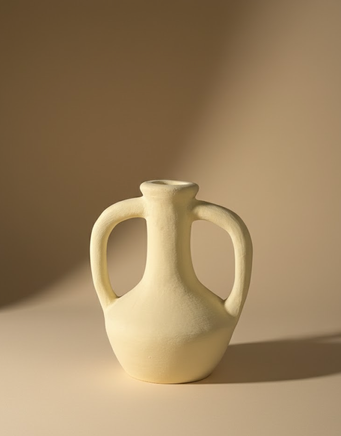 Vase avec poignées jaune pâle