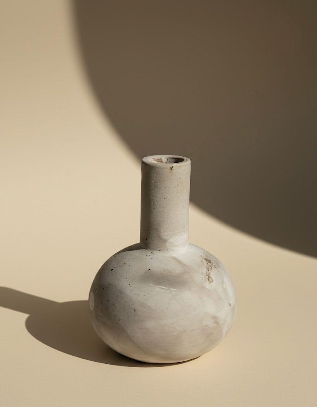 Vase rond gris tacheté