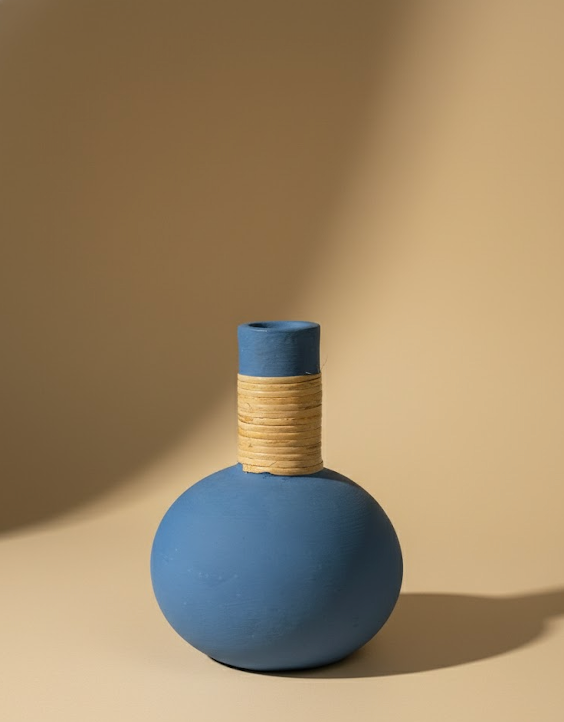 Vase rond bleu et paille