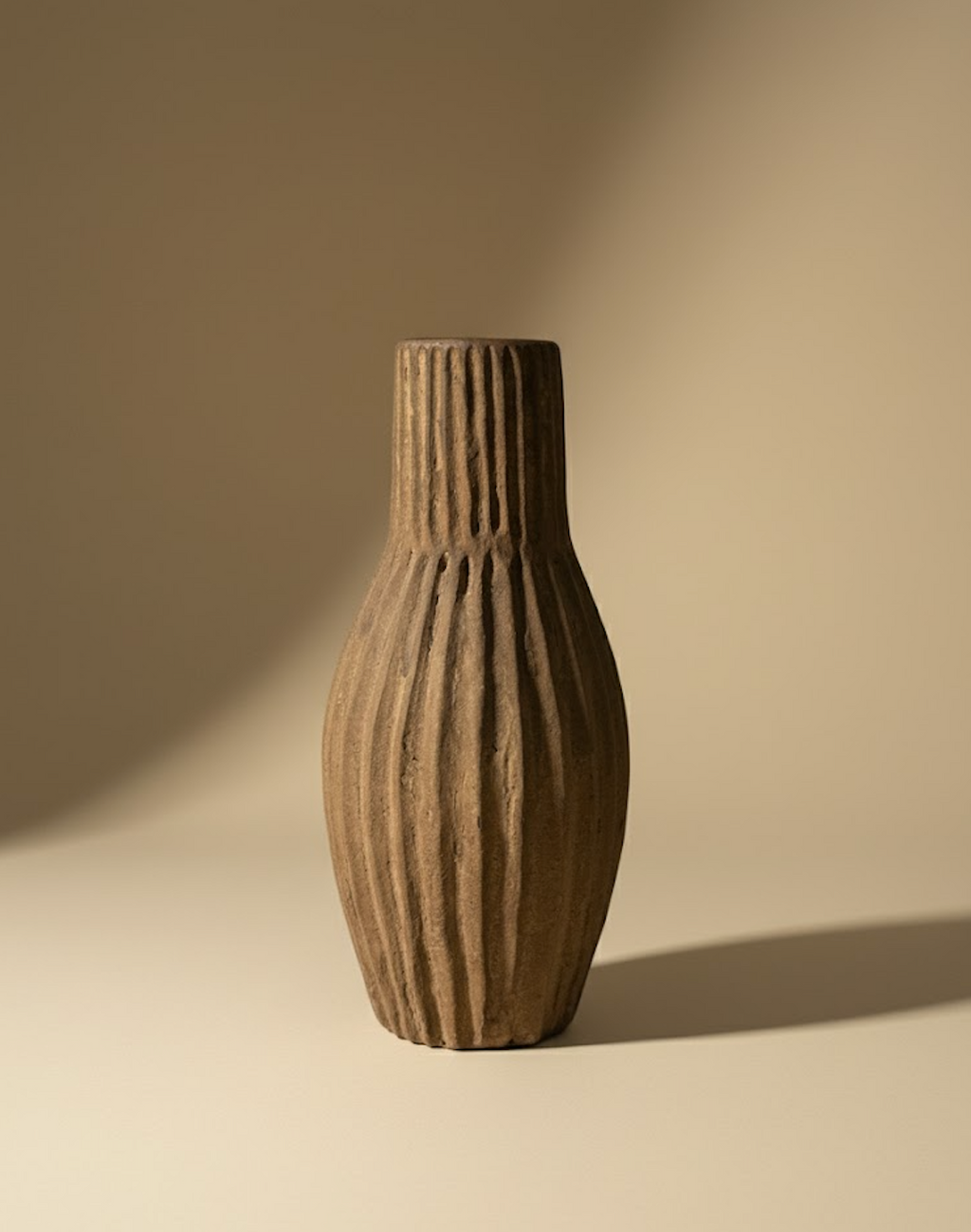 Vase à rayures marron