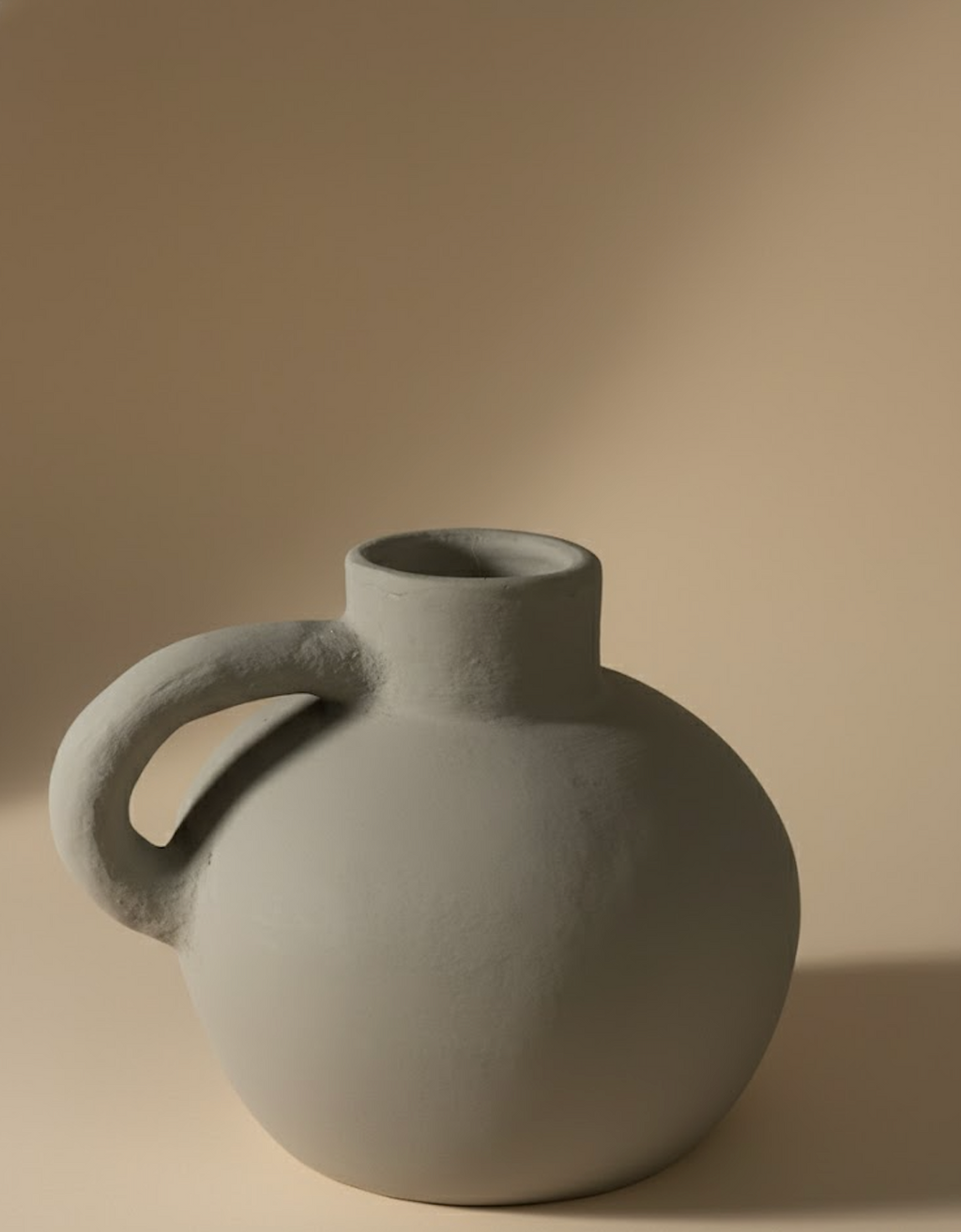 Vase rond avec poignée gris