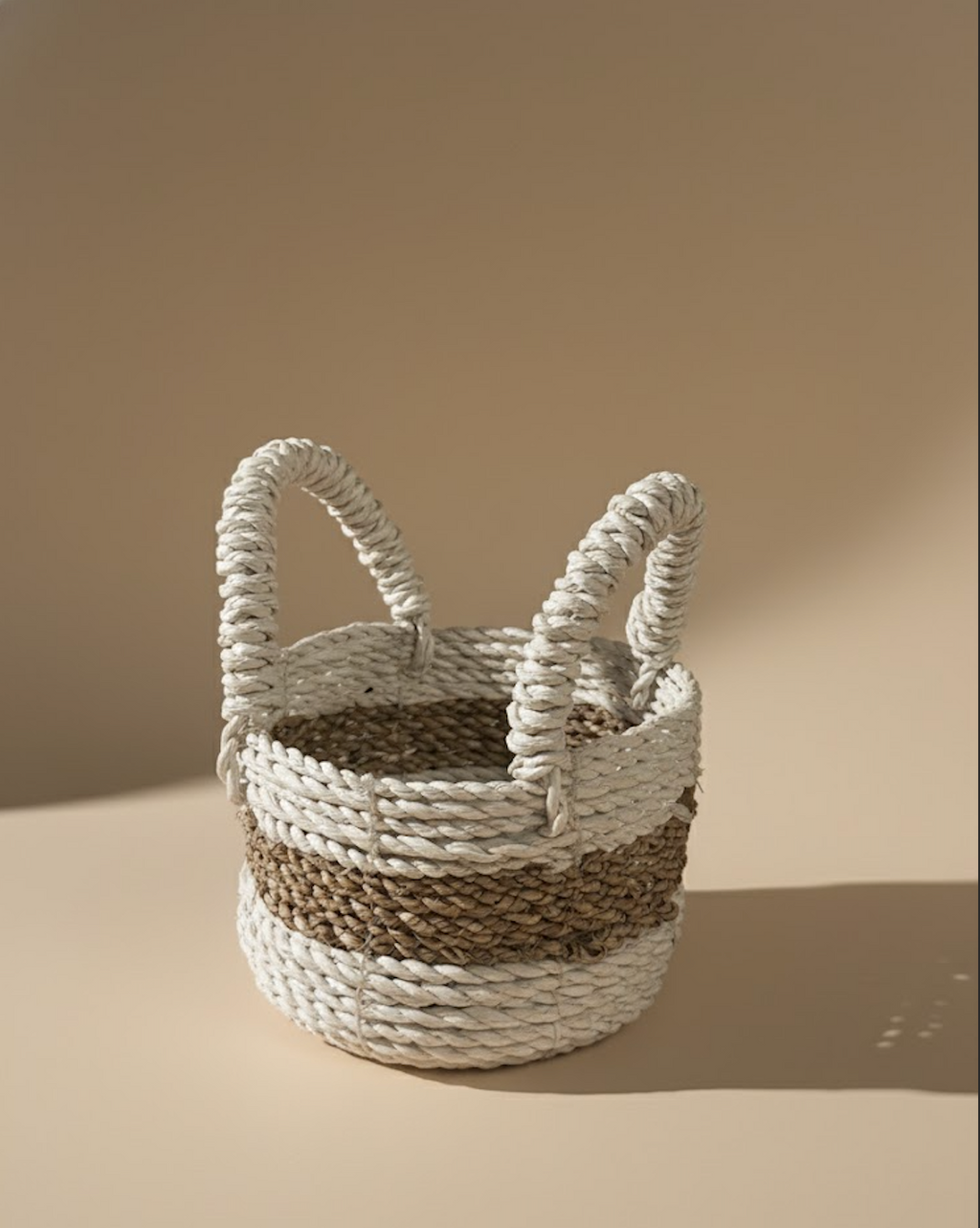 Petit panier tressé beige et blanc