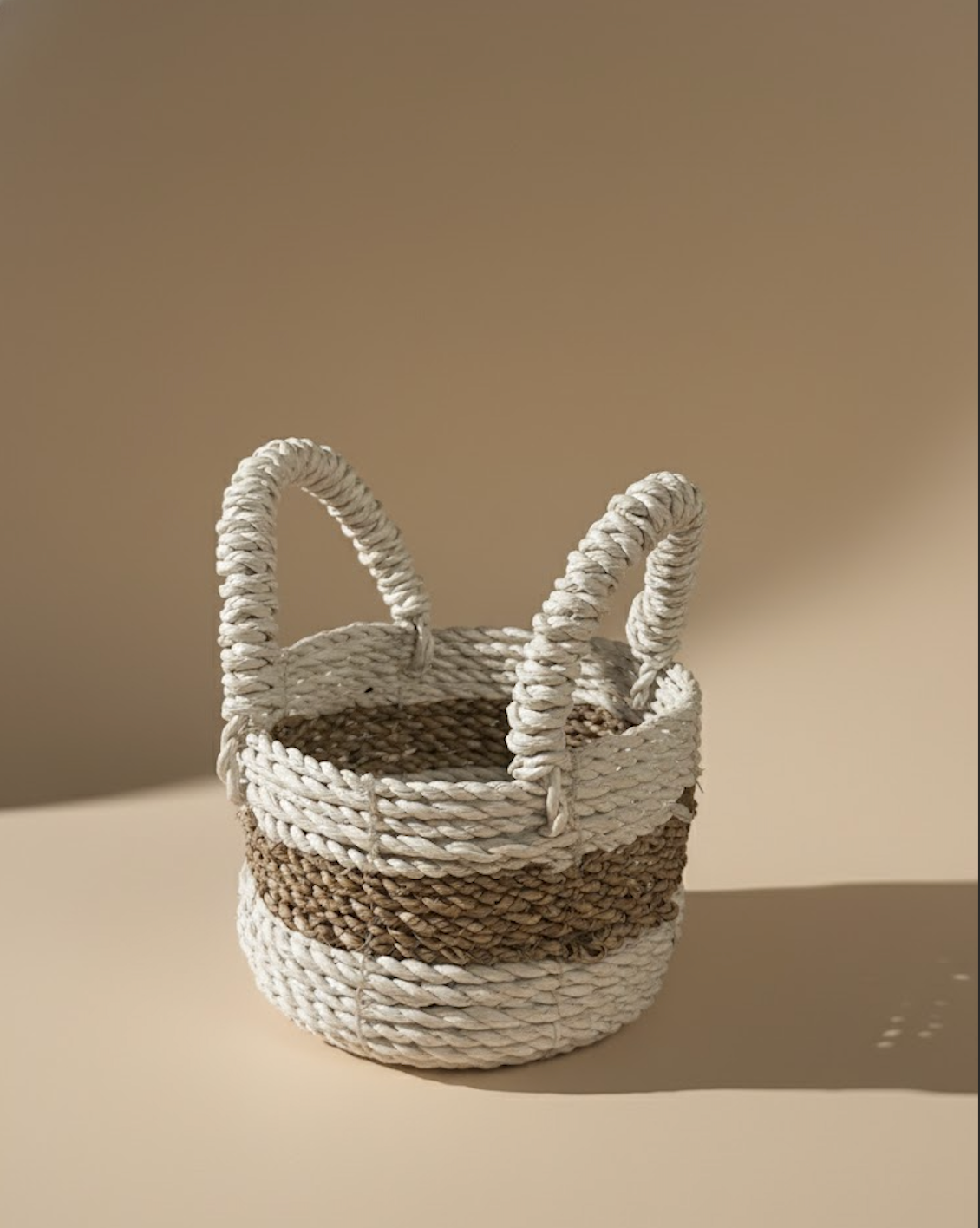 Petit panier tressé beige et blanc