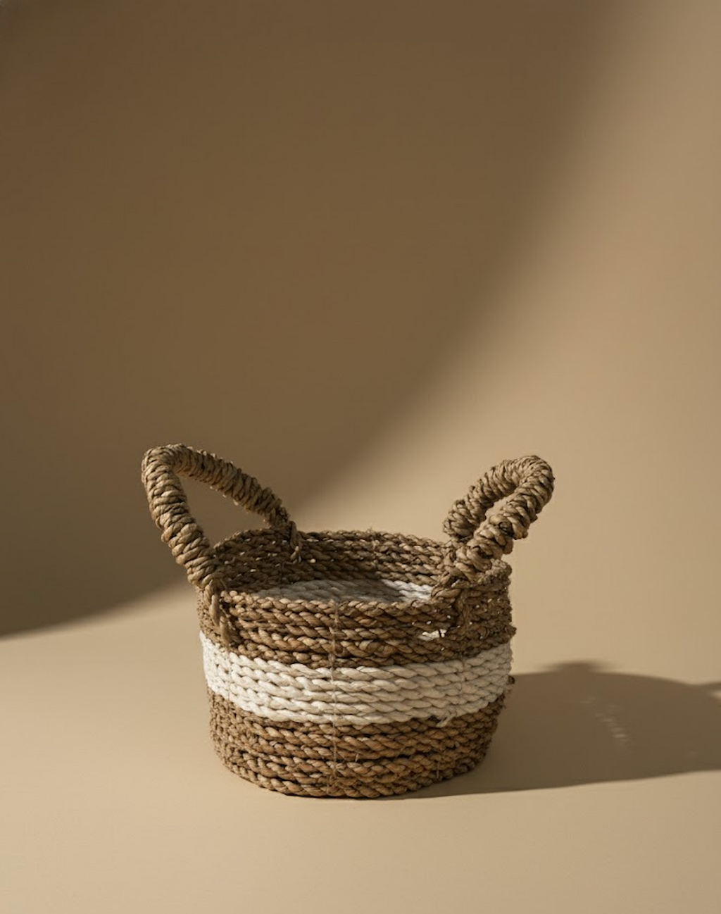 Petit panier tressé beige et blanc