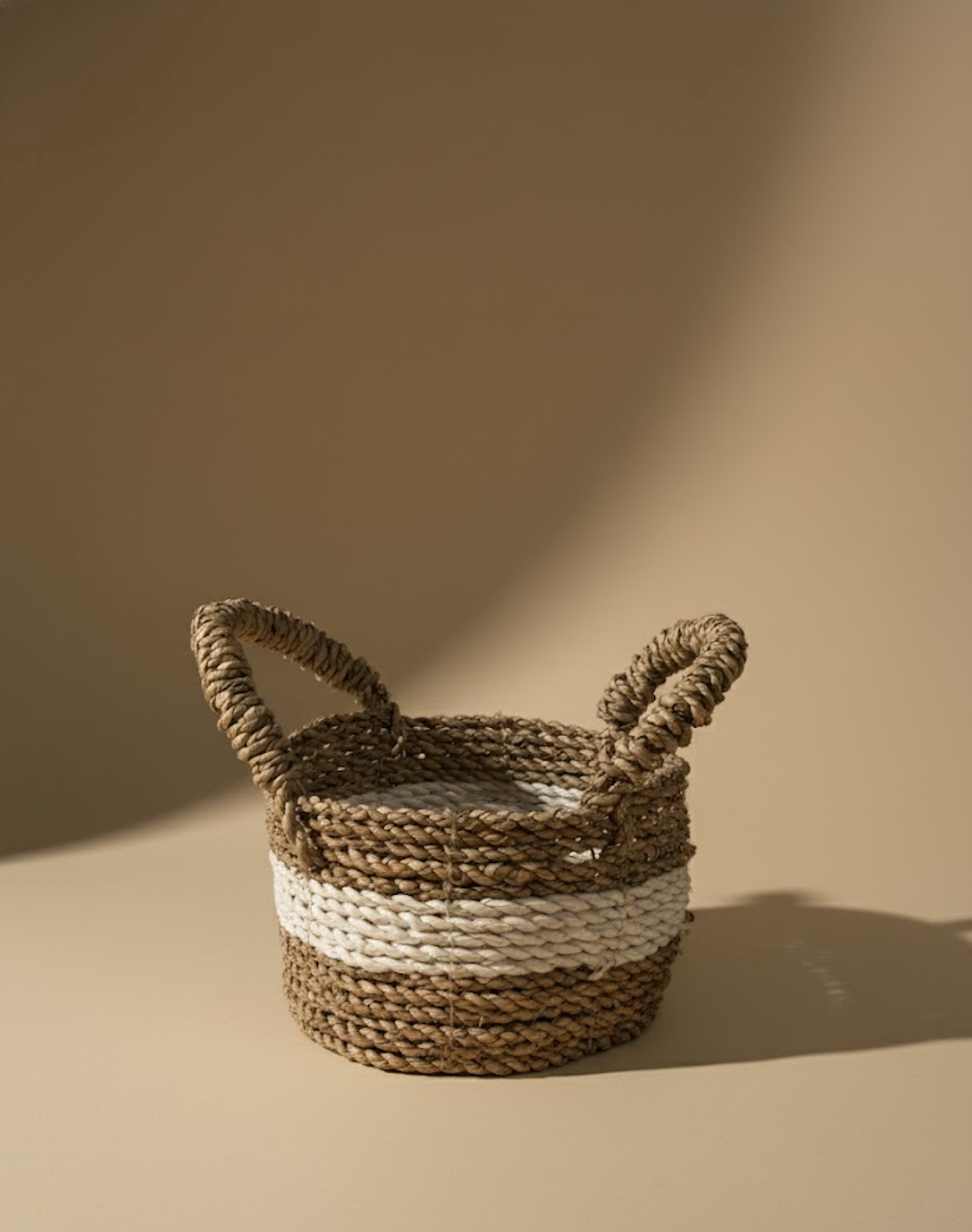 Petit panier tressé beige et blanc