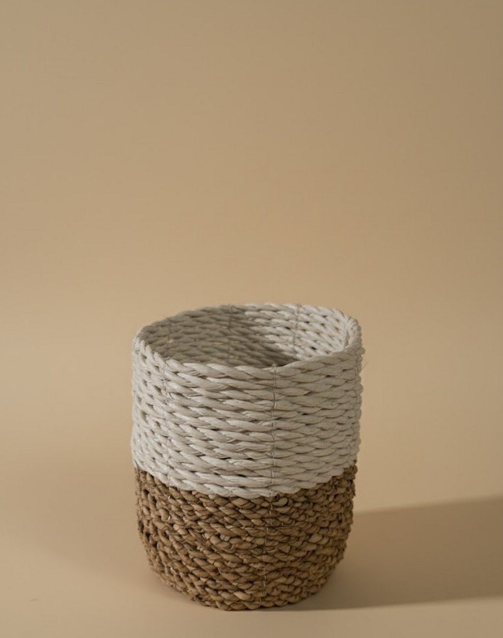 Panier tressé beige et blanc