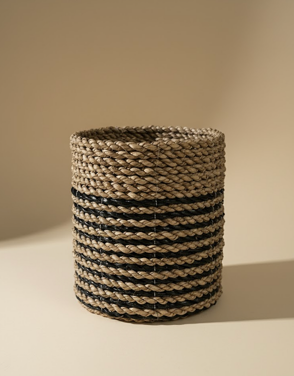 Panier tressé noir et beige