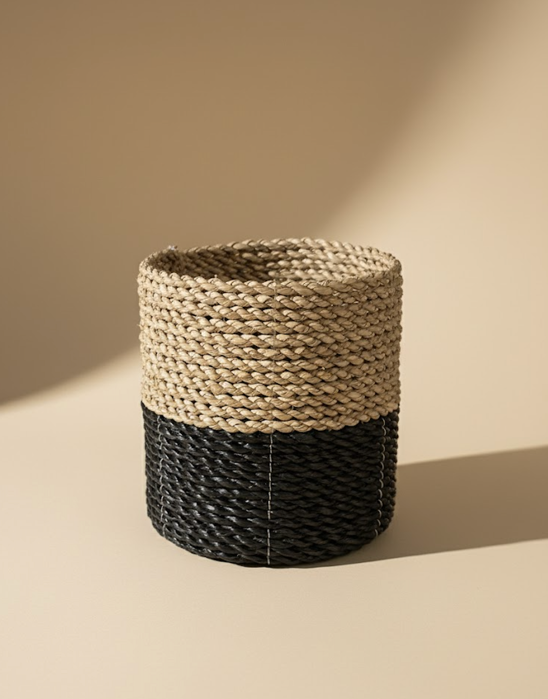 Panier tressé noir et beige