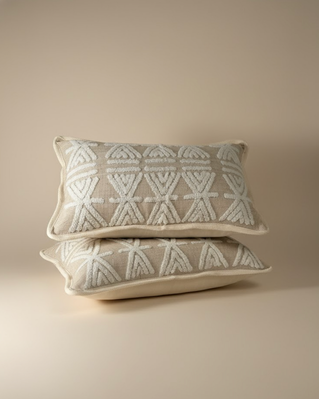 Taies de coussins beiges et blanches design