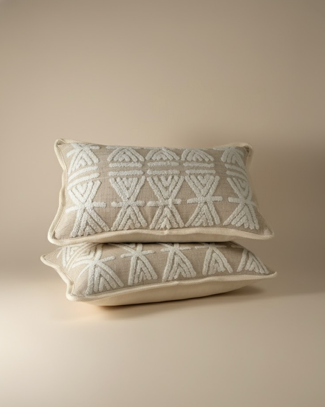 Taies de coussins beiges et blanches design