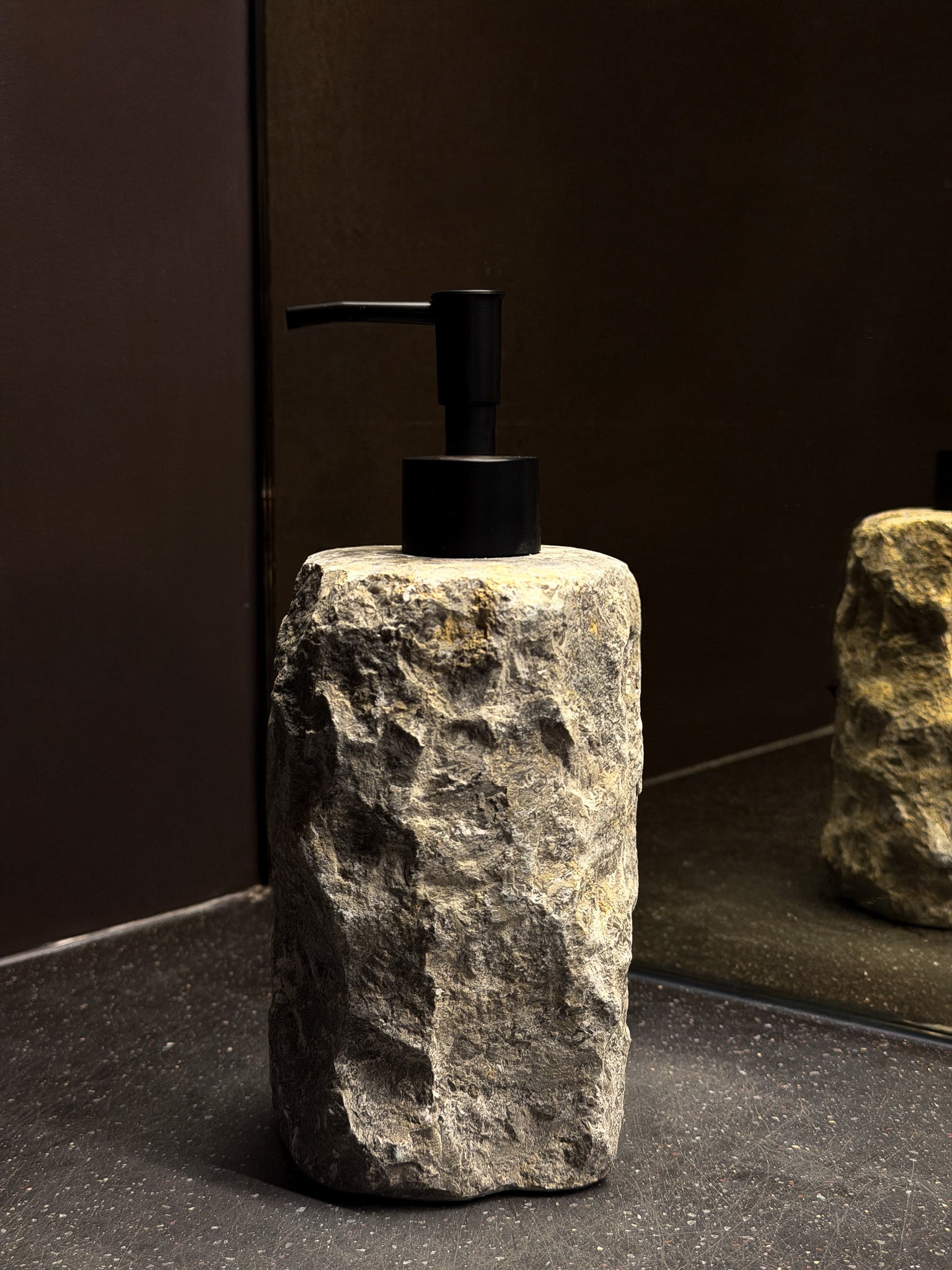 Distributeur à savon en marbre grand gris