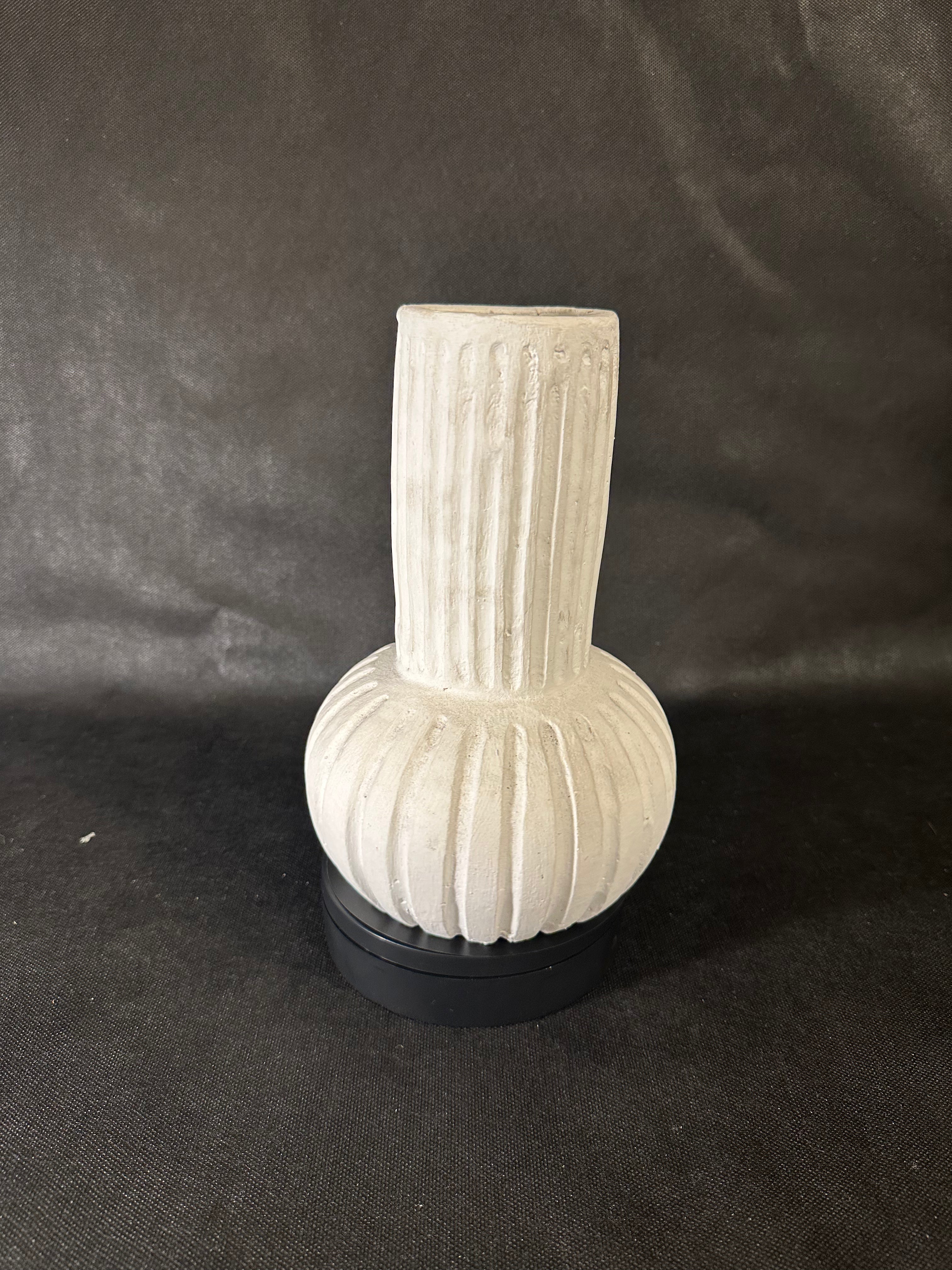 Vase blanc – Design côtelé